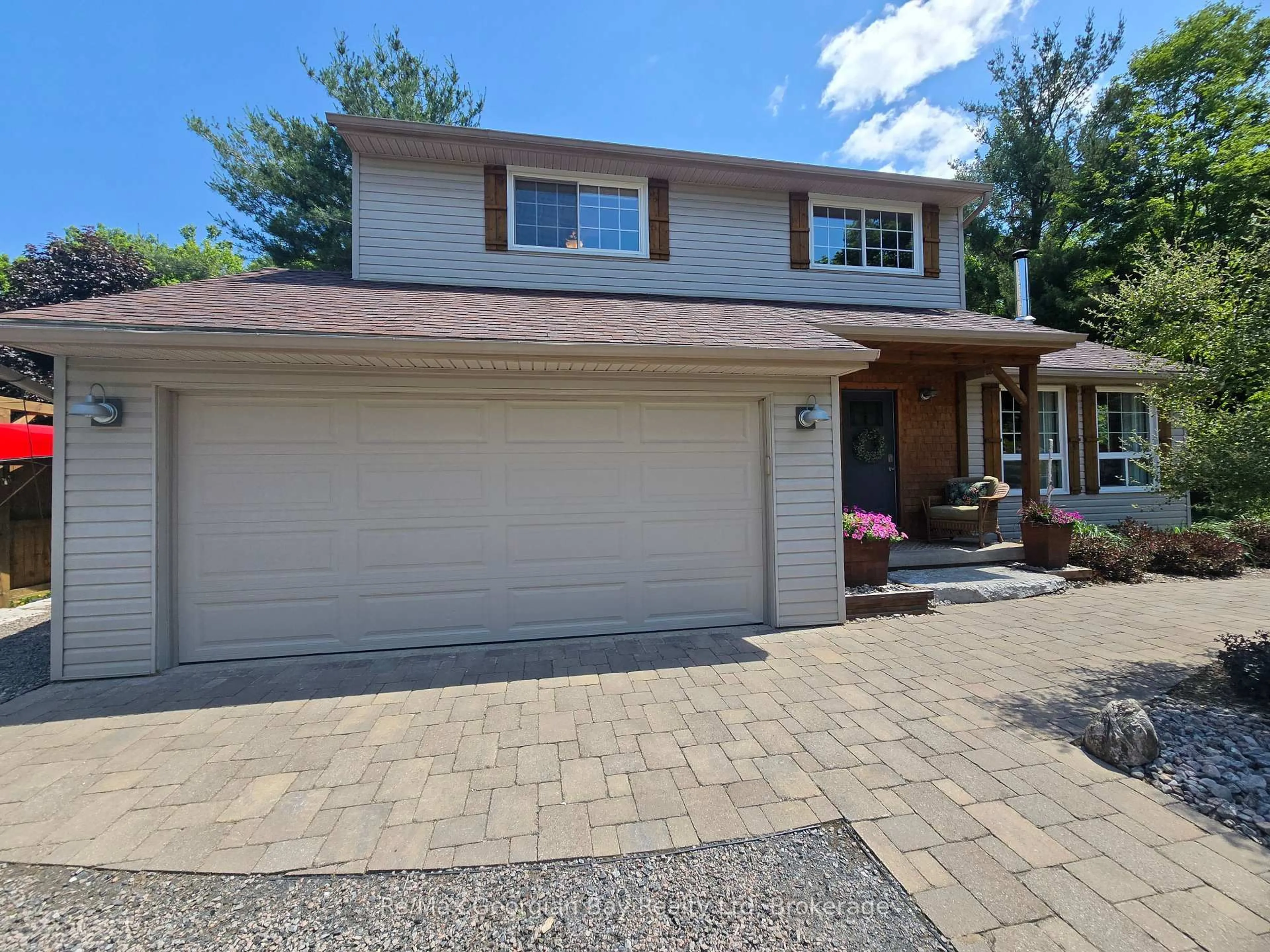Home with vinyl exterior material, street for 30 SUMAC Cres, Oro-Medonte Ontario L0K 1E0