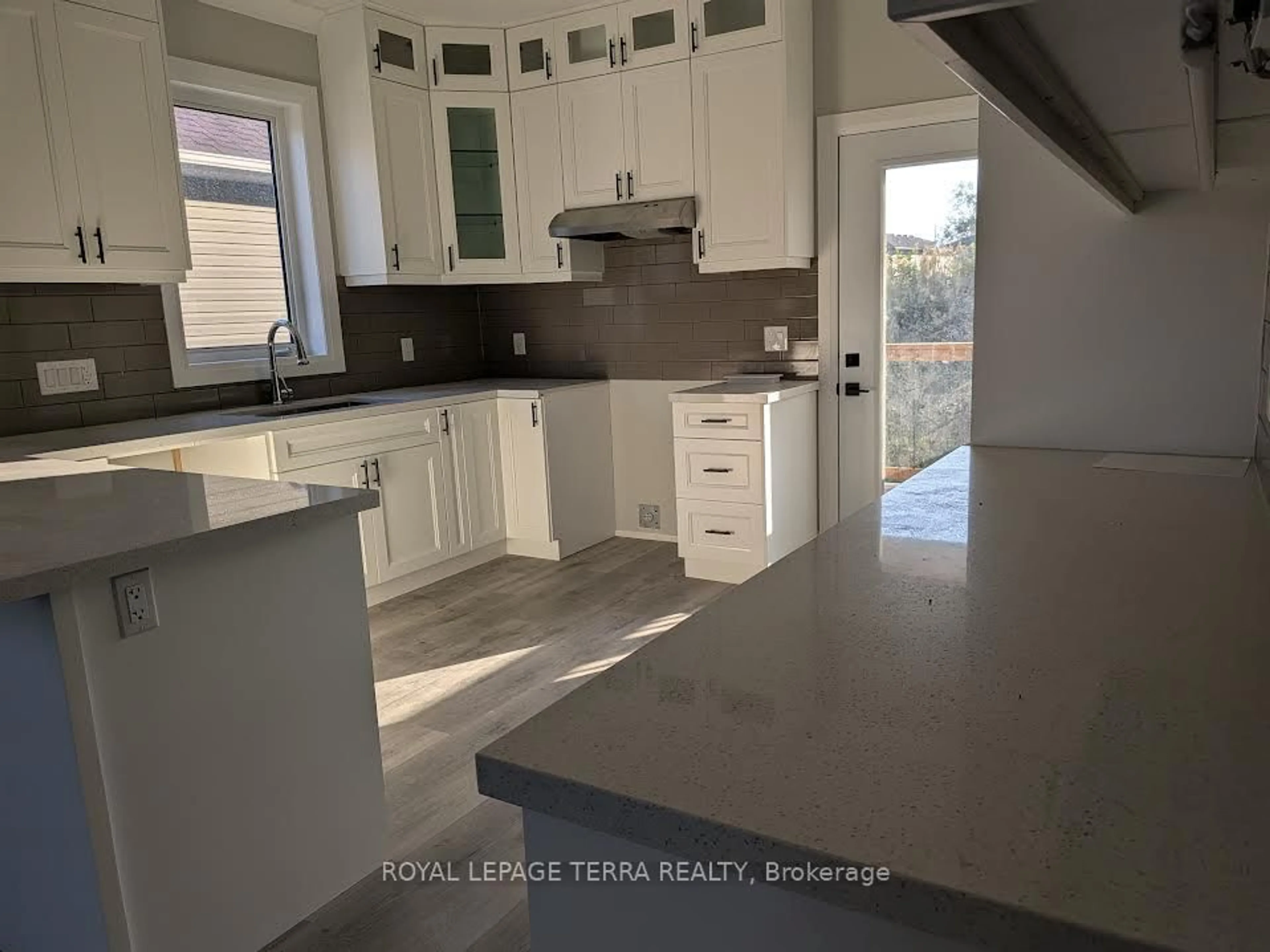 Open concept kitchen, unknown for 6 JOANNE Cres, Clearview Ontario L9Z 1R7