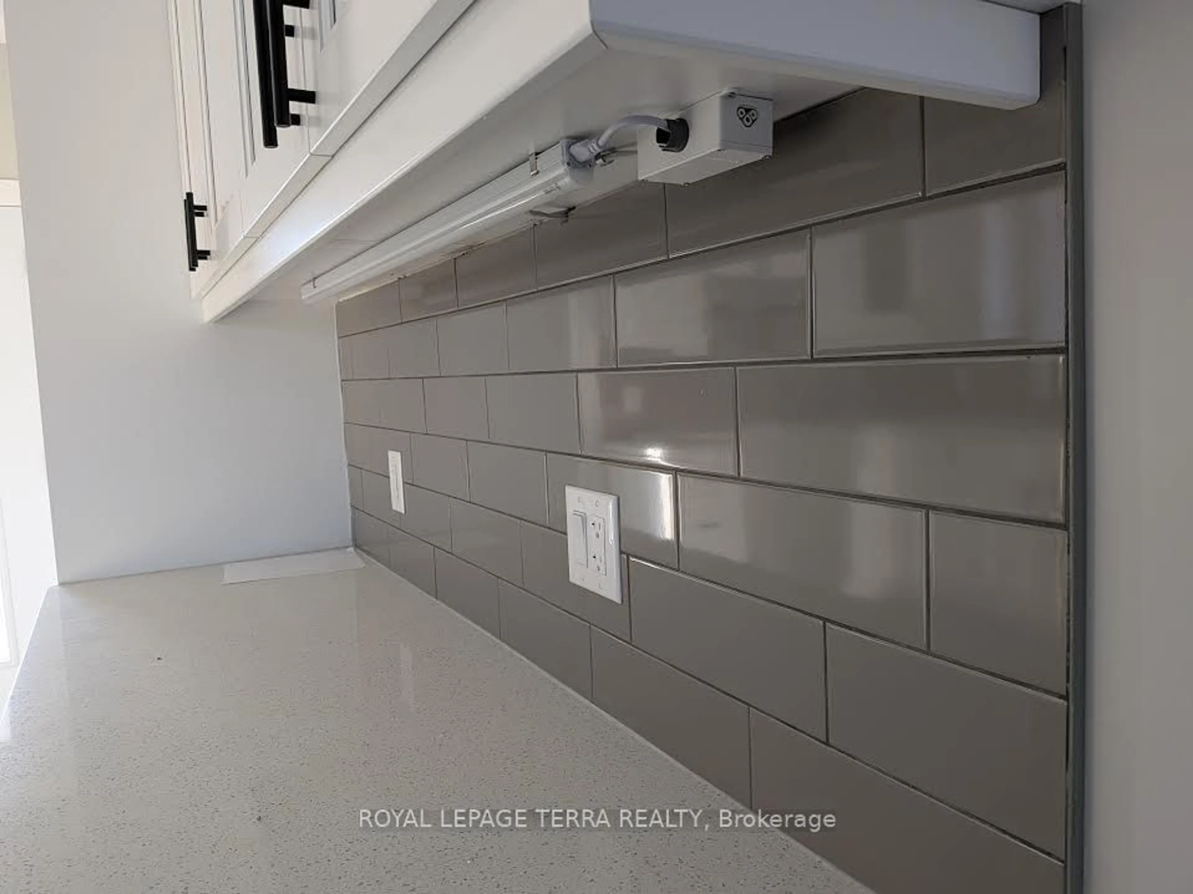 Contemporary kitchen, ceramic/tile floor for 6 JOANNE Cres, Clearview Ontario L9Z 1R7