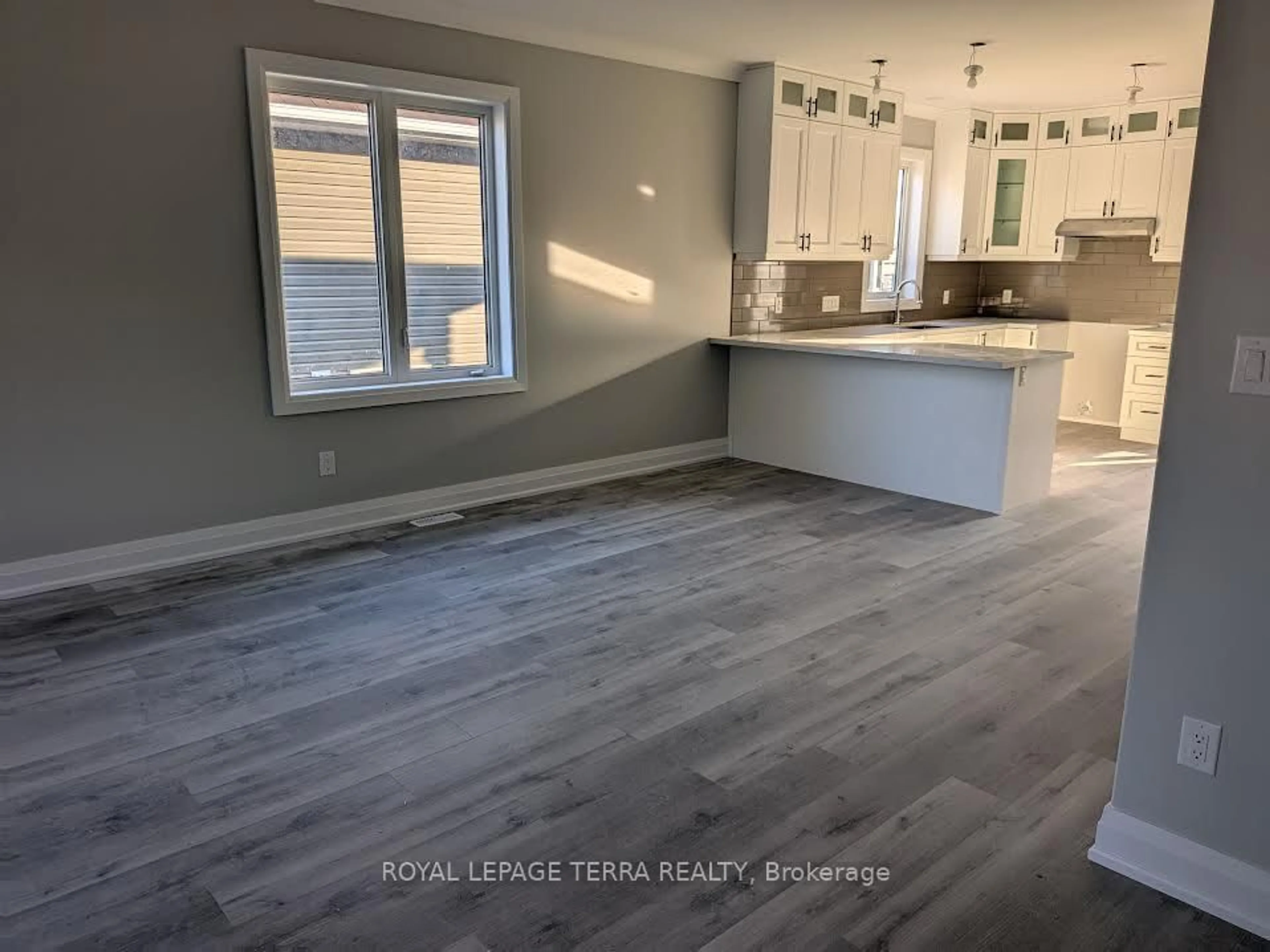 Open concept kitchen, wood/laminate floor for 6 JOANNE Cres, Clearview Ontario L9Z 1R7
