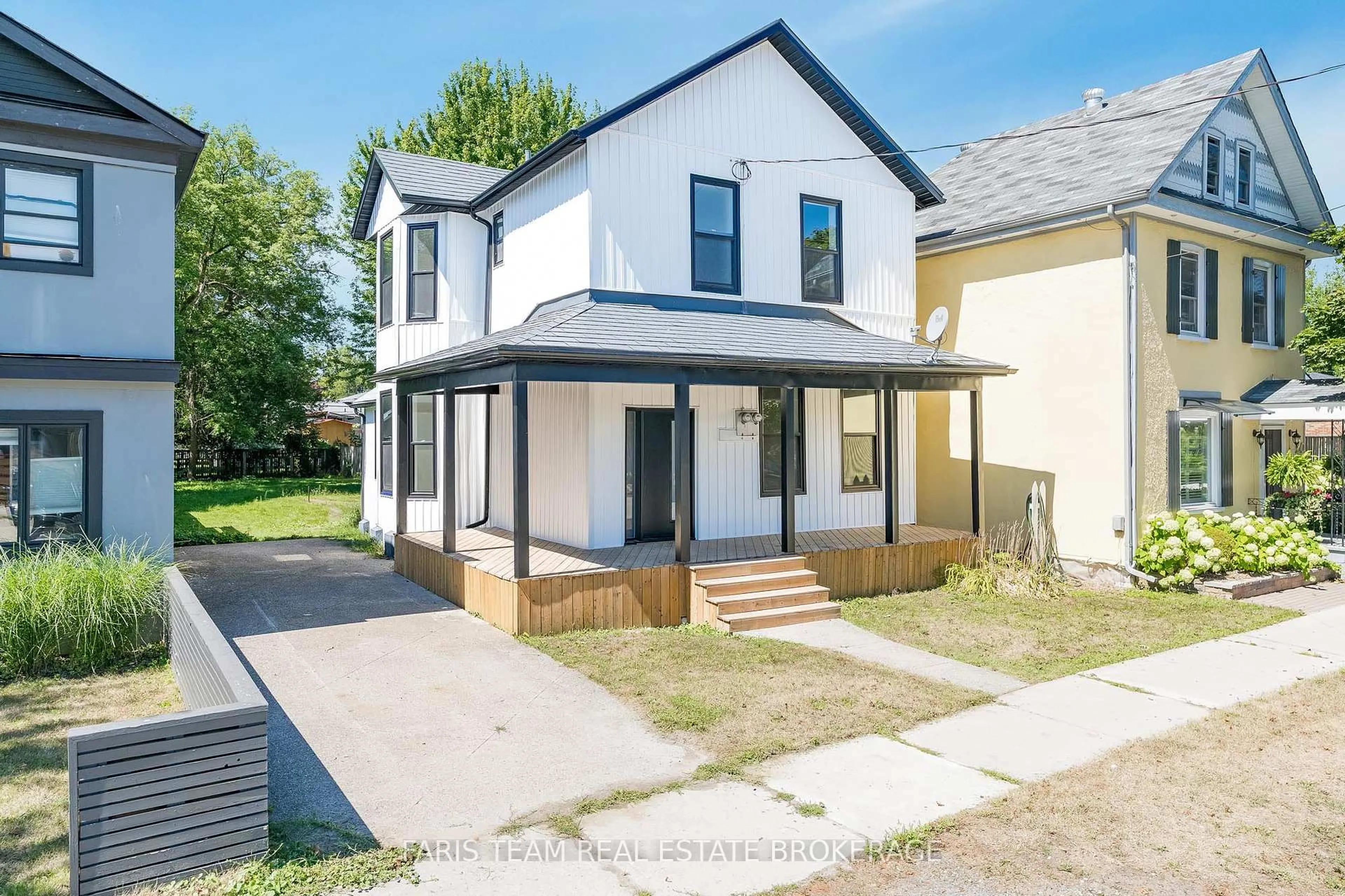 A pic from outside/outdoor area/front of a property/back of a property/a pic from drone, street for 64 Birch St, Collingwood Ontario L9Y 2V1