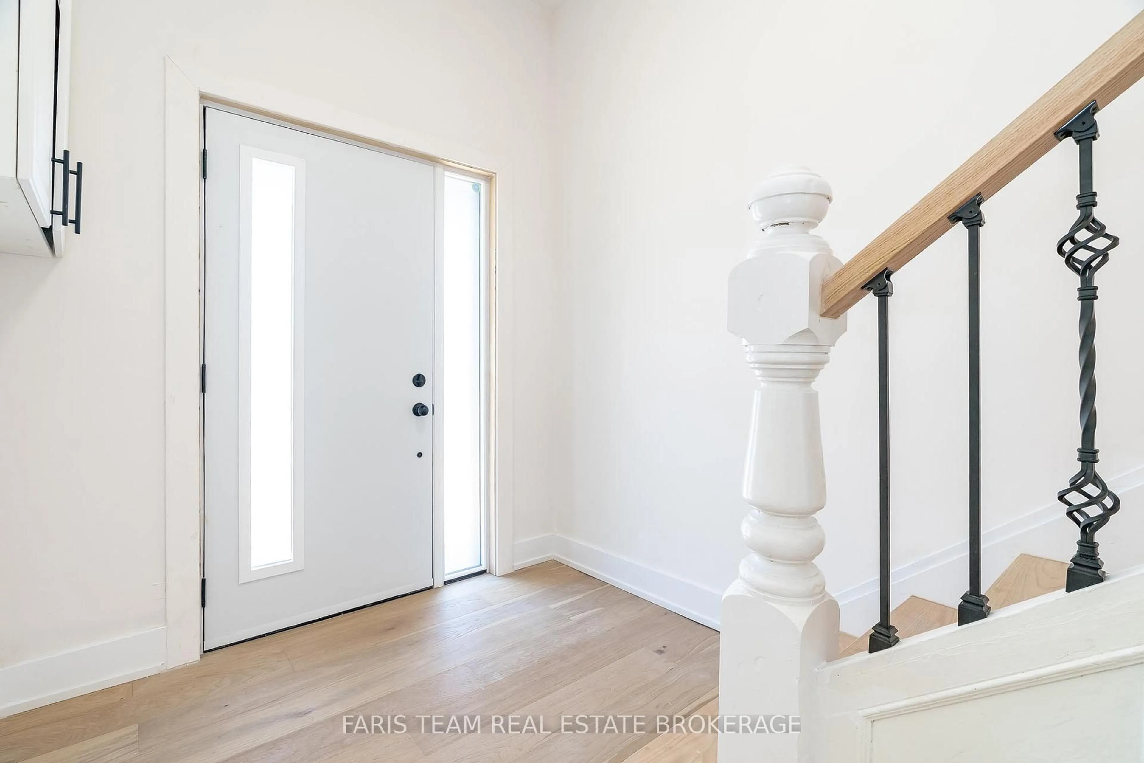 Indoor entryway for 64 Birch St, Collingwood Ontario L9Y 2V1