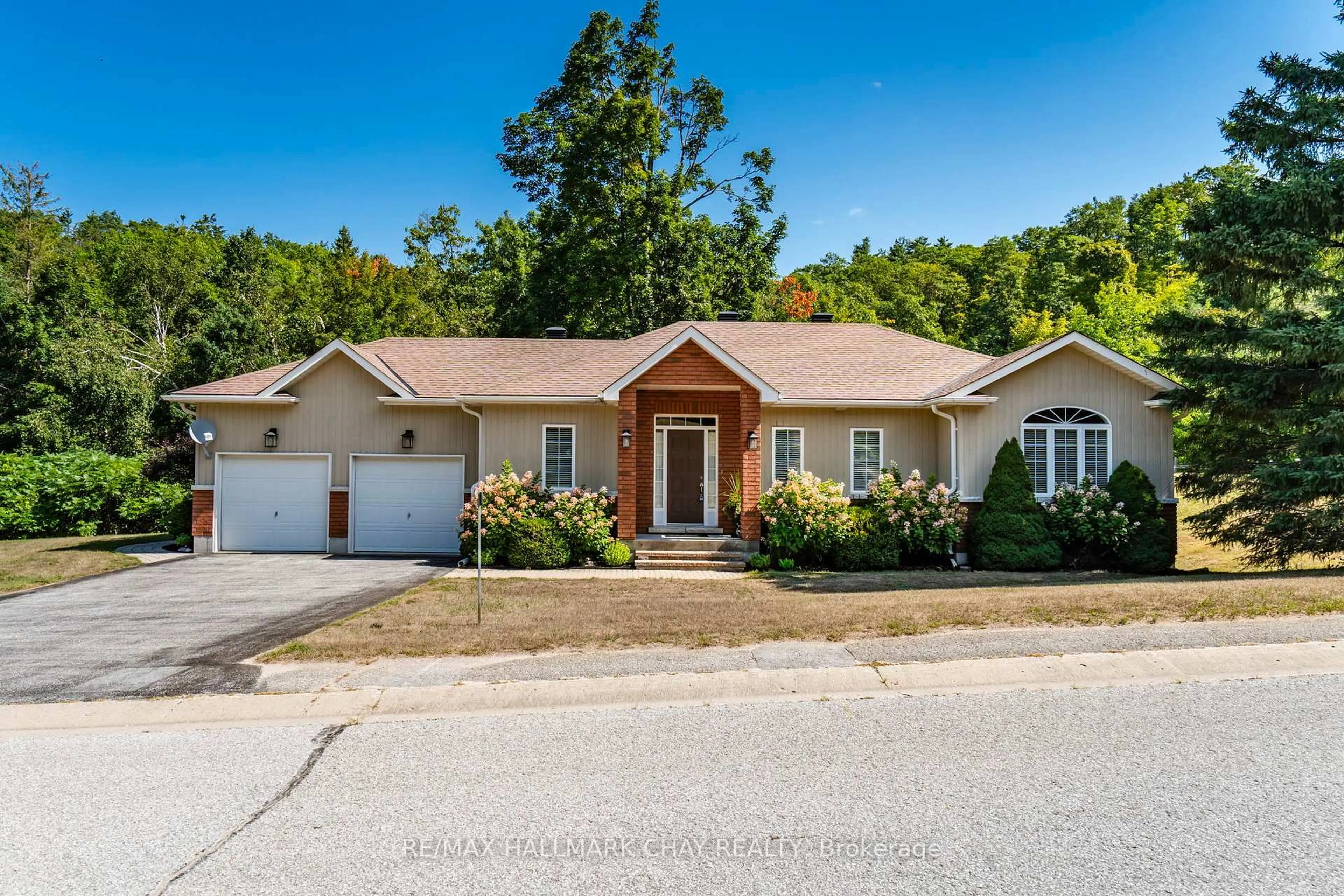 Home with vinyl exterior material, unknown for 32 Valleycrest Dr, Oro-Medonte Ontario L0L 2L0
