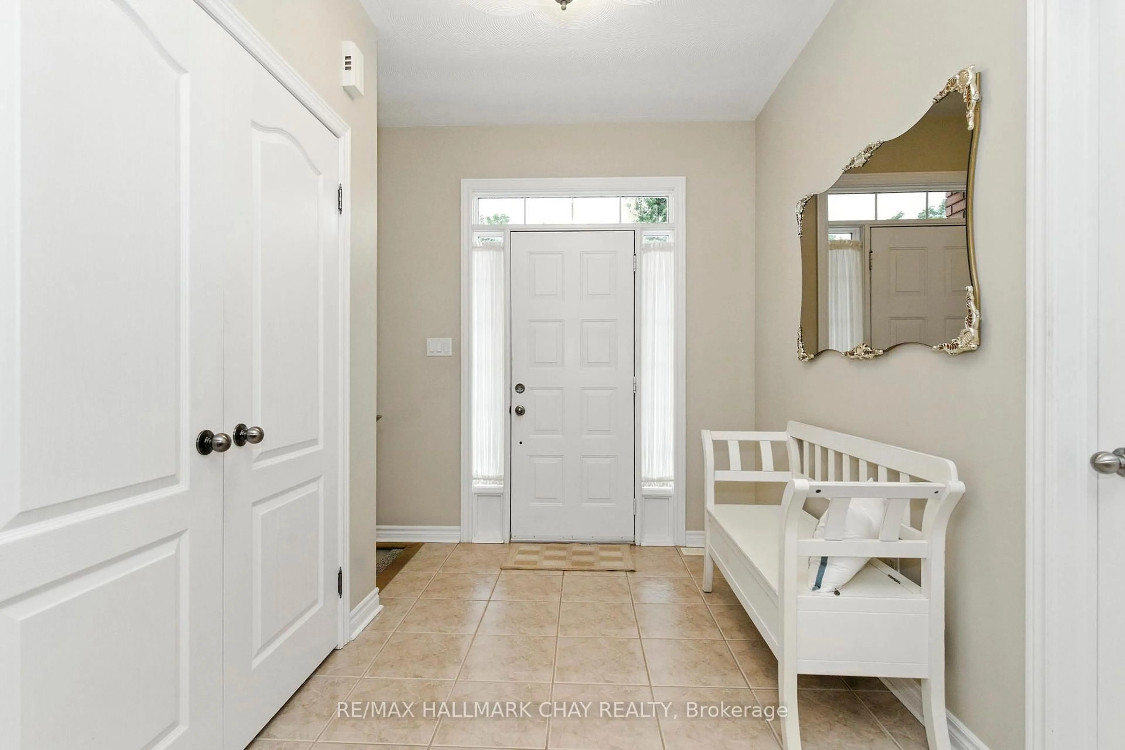 Indoor entryway for 32 Valleycrest Dr, Oro-Medonte Ontario L0L 2L0