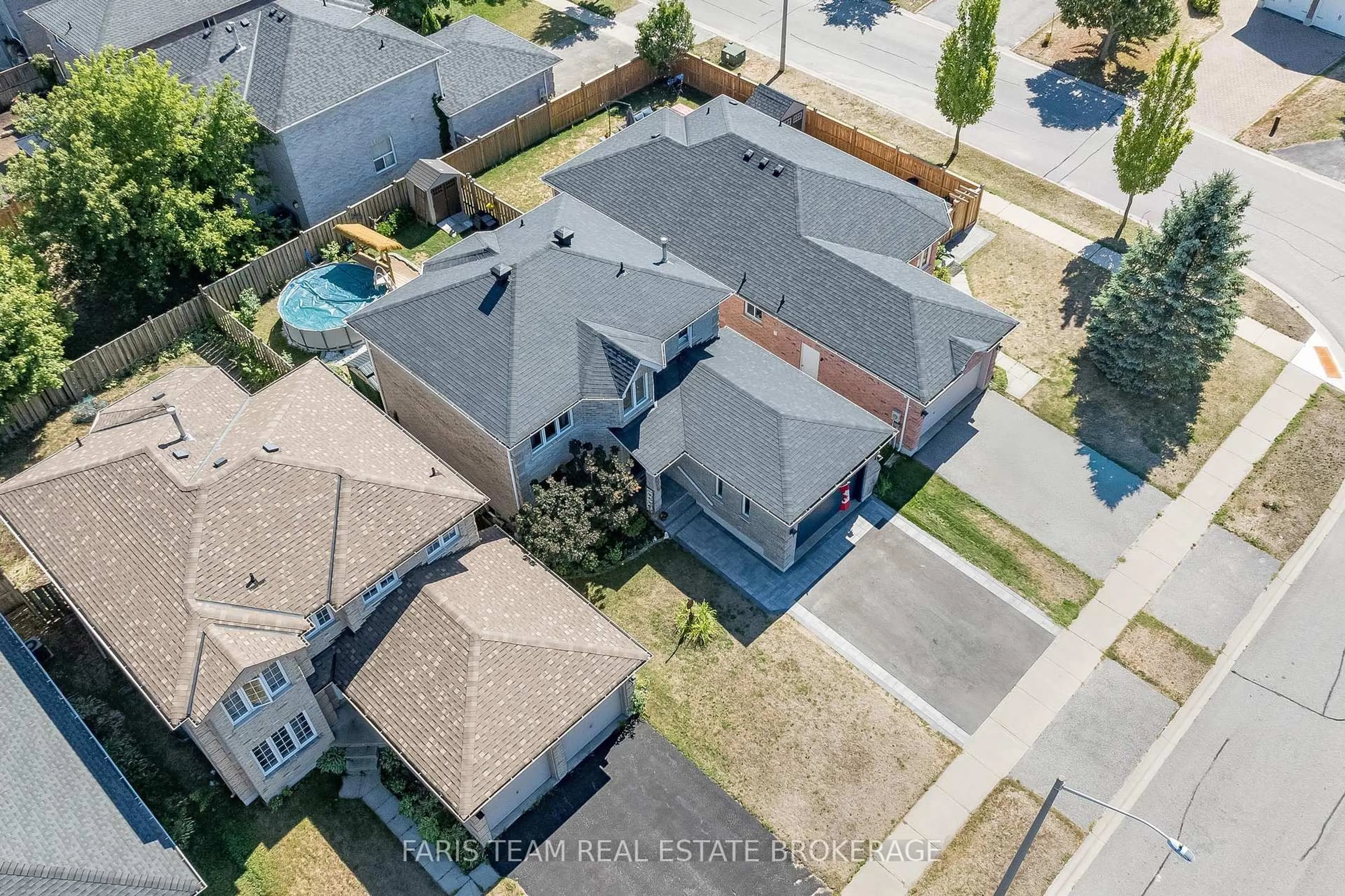 A pic from outside/outdoor area/front of a property/back of a property/a pic from drone, street for 113 Ruffet Dr, Barrie Ontario L4N 0N6