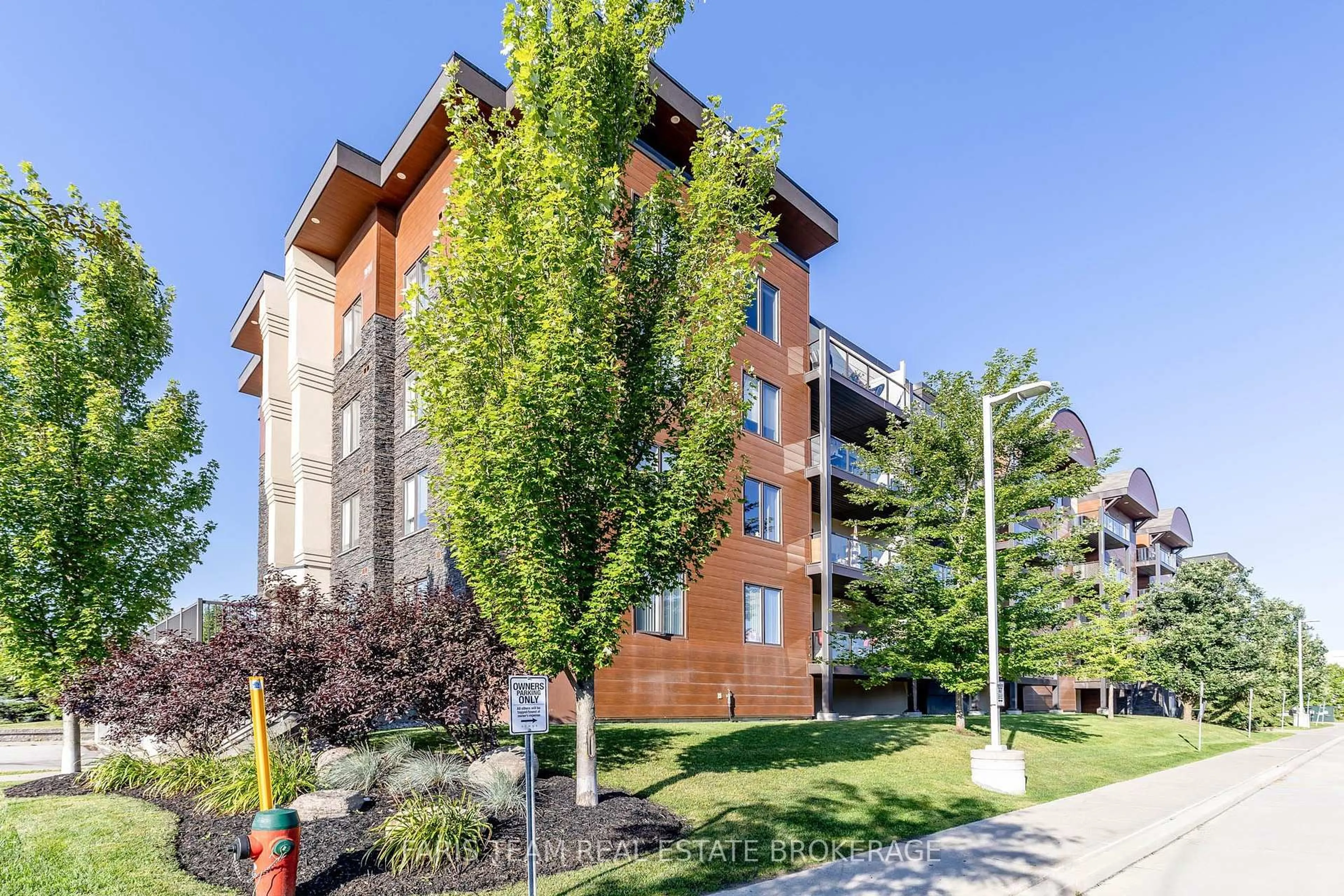 Patio, building for 100 Dean Ave #211, Barrie Ontario L4N 0V4
