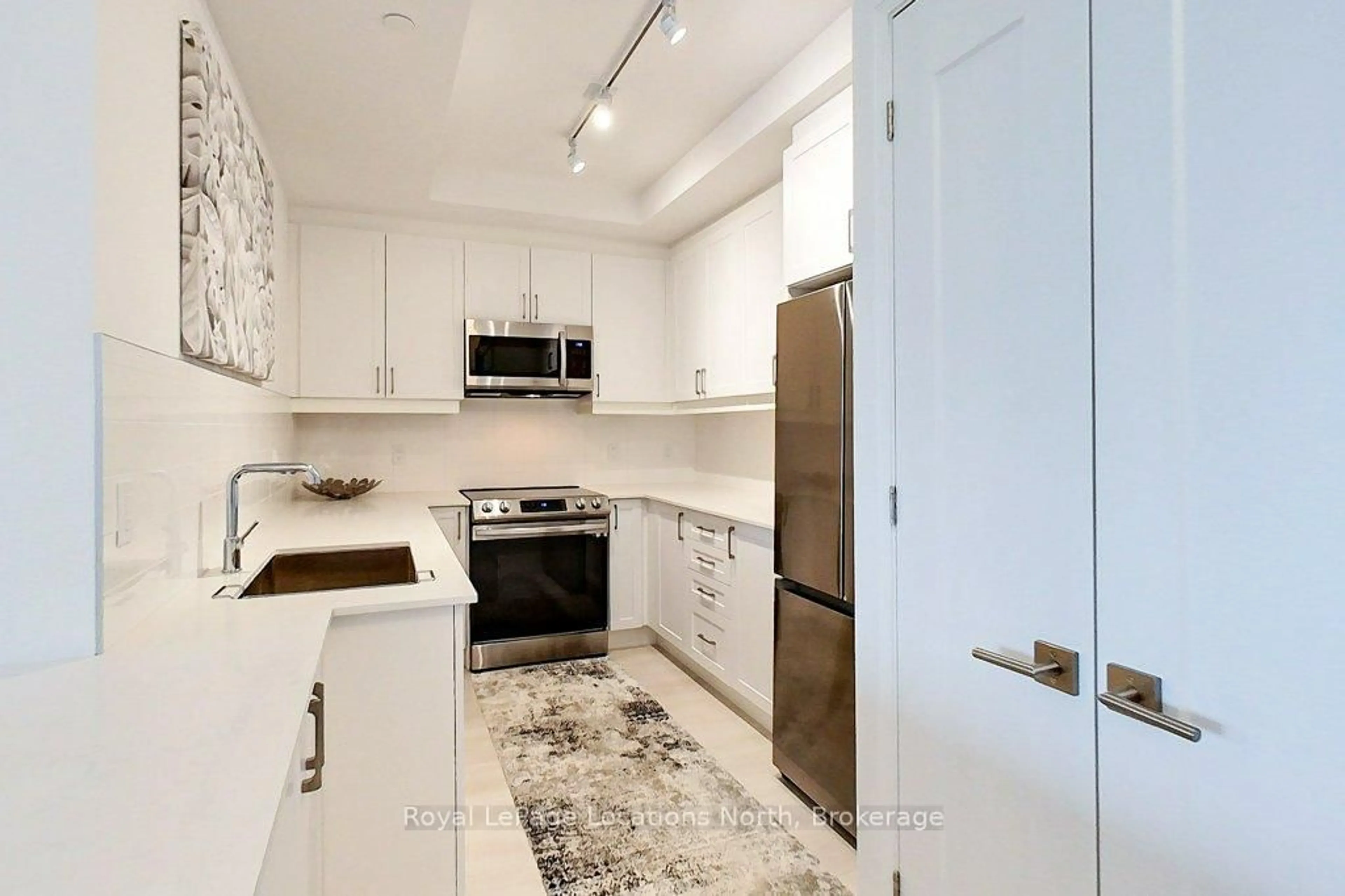 Standard kitchen, ceramic/tile floor for 1 Hume St #514, Collingwood Ontario L9Y 0X3