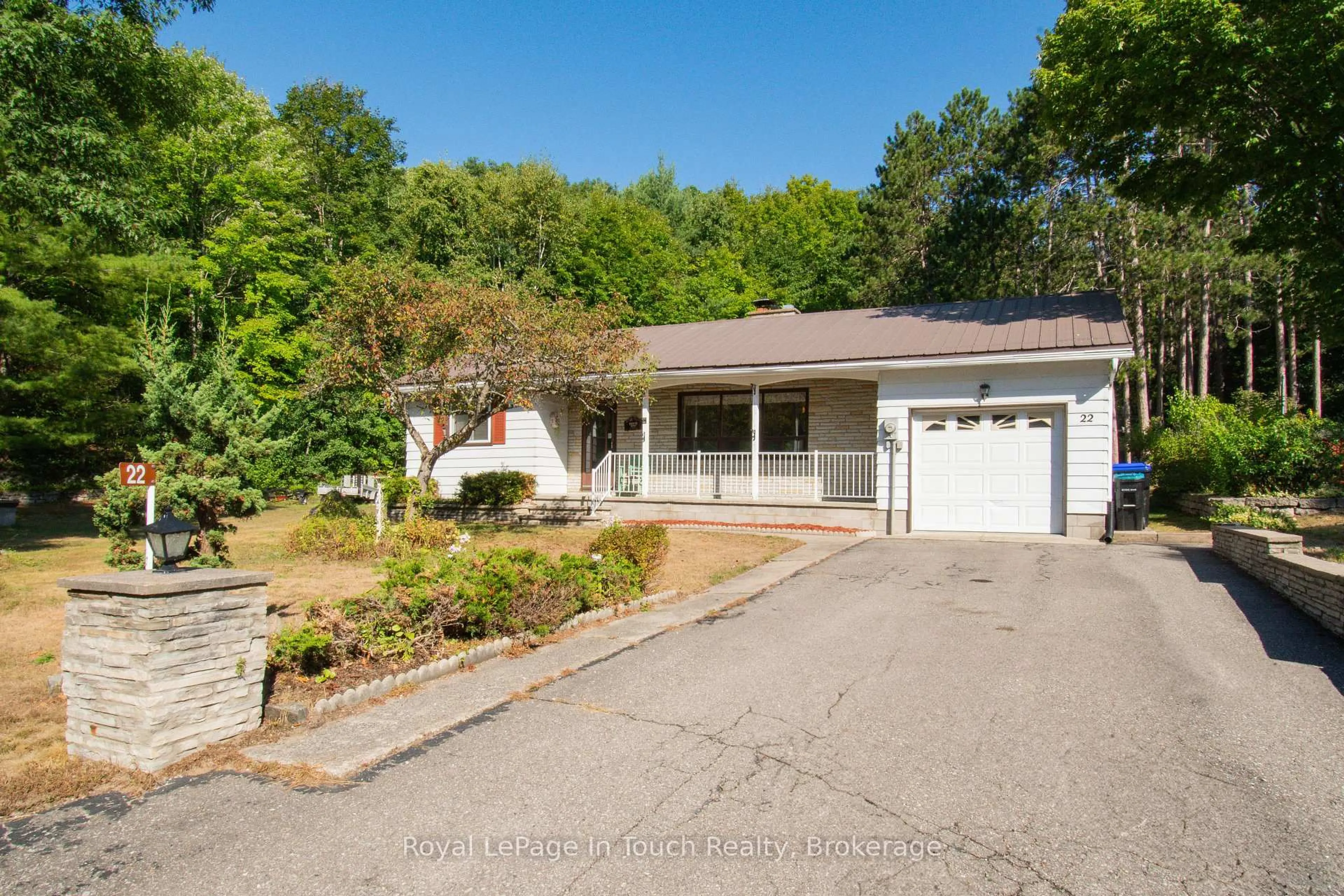 A pic from outside/outdoor area/front of a property/back of a property/a pic from drone, street for 22 Glendale Rd, Tiny Ontario L9M 0C2