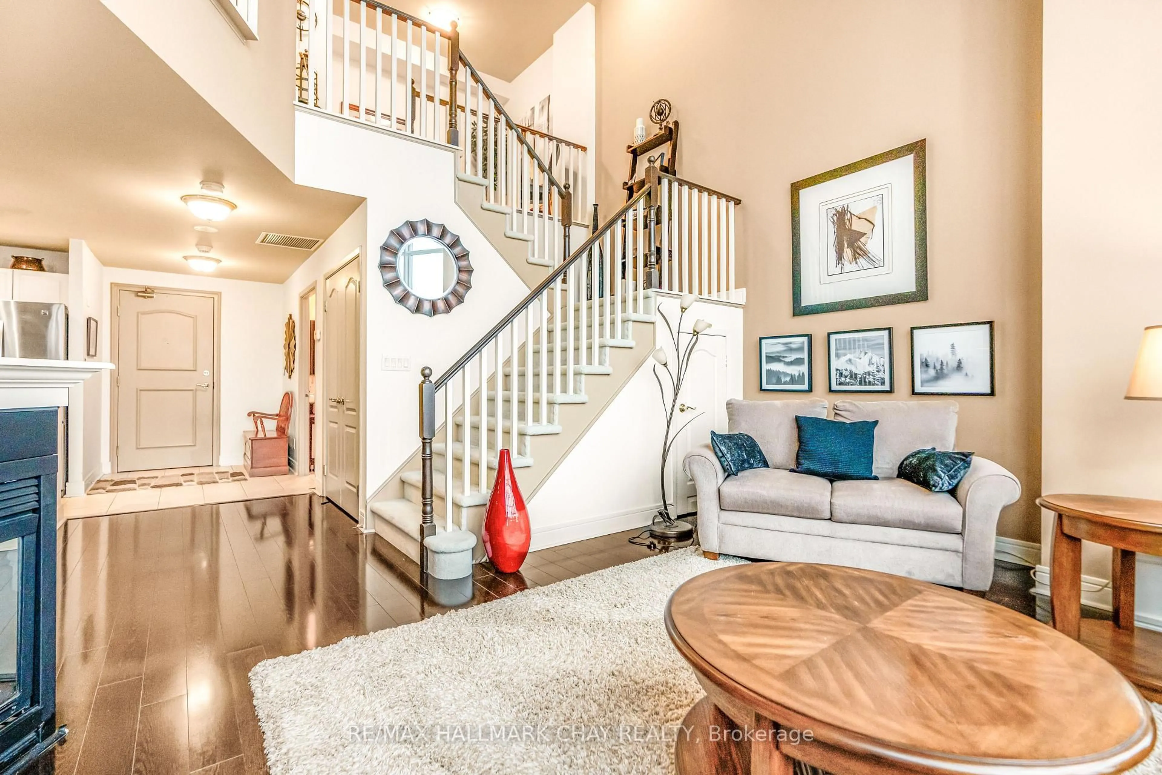 Indoor entryway for 2 Toronto St #310, Barrie Ontario L4N 9R2