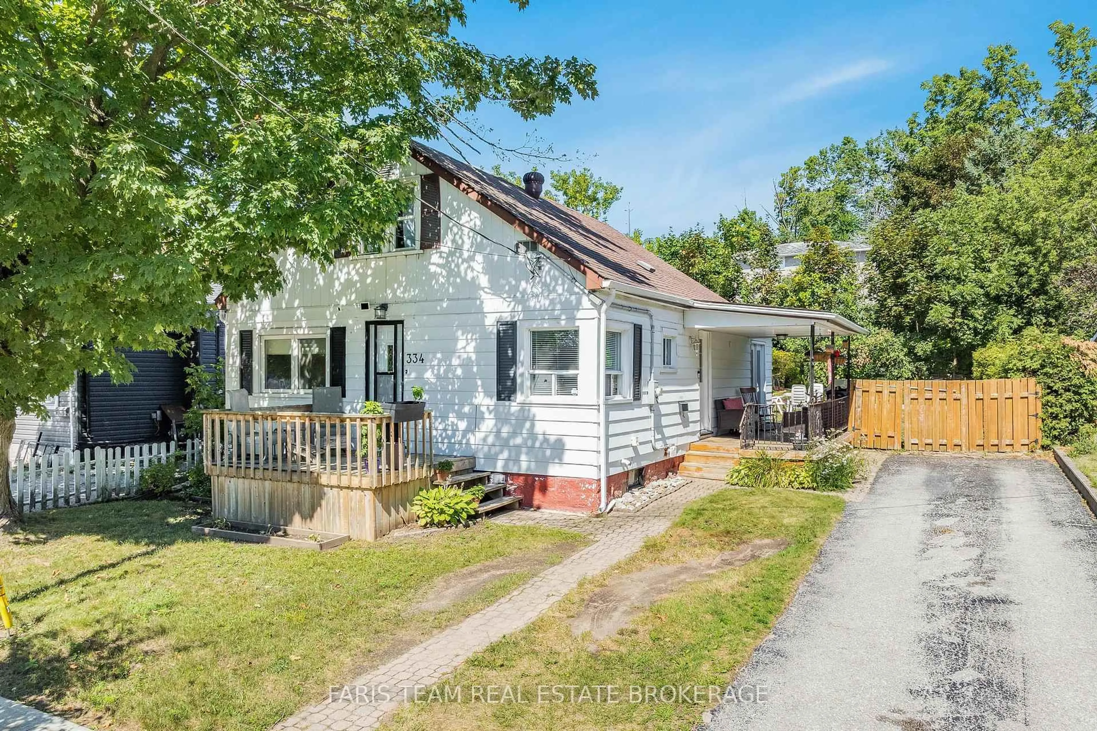 A pic from outside/outdoor area/front of a property/back of a property/a pic from drone, street for 334 Harvey St, Orillia Ontario L3V 3M4
