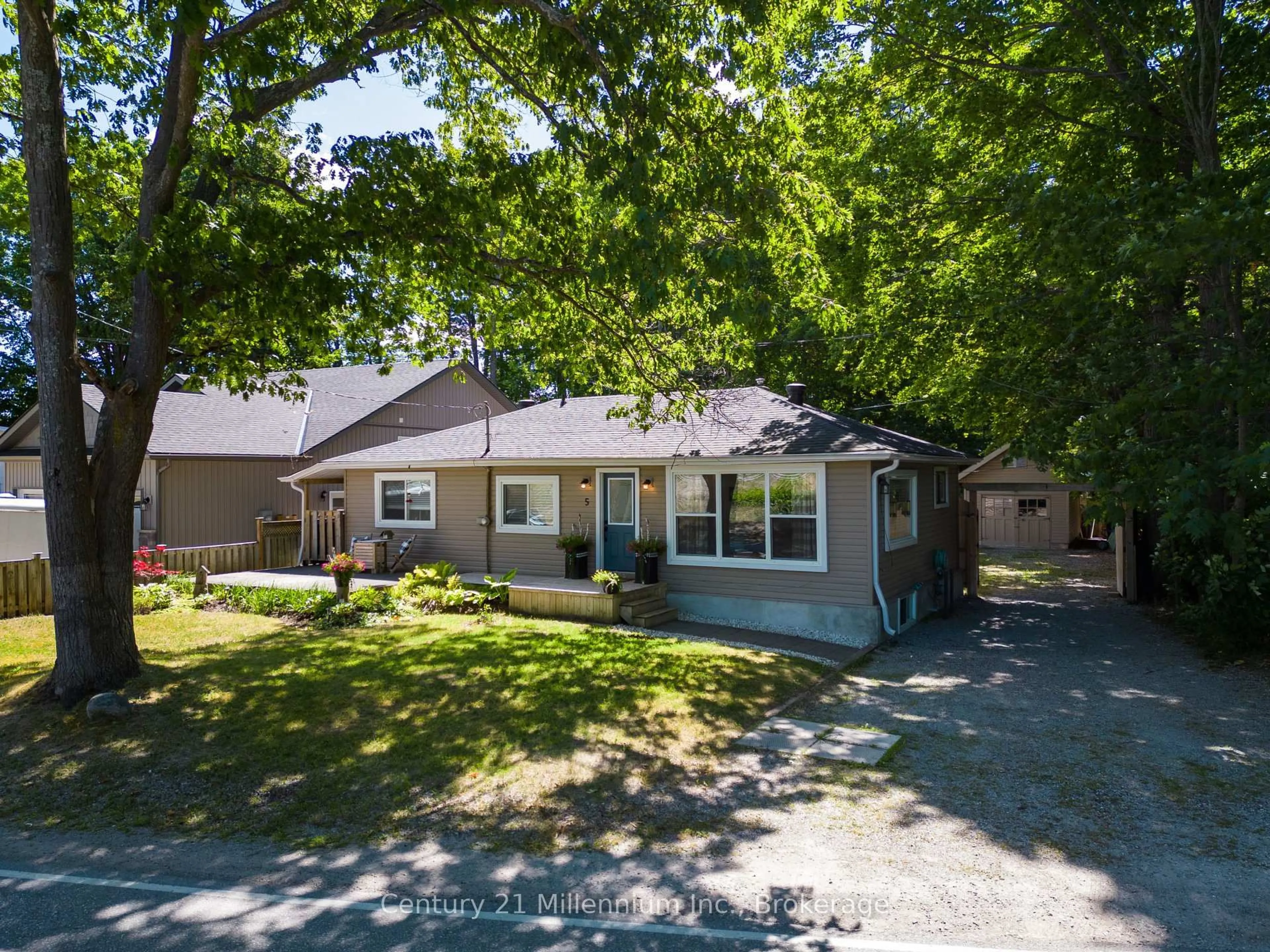 A pic from outside/outdoor area/front of a property/back of a property/a pic from drone, street for 5 Bells Park Rd, Wasaga Beach Ontario L9Z 2X2