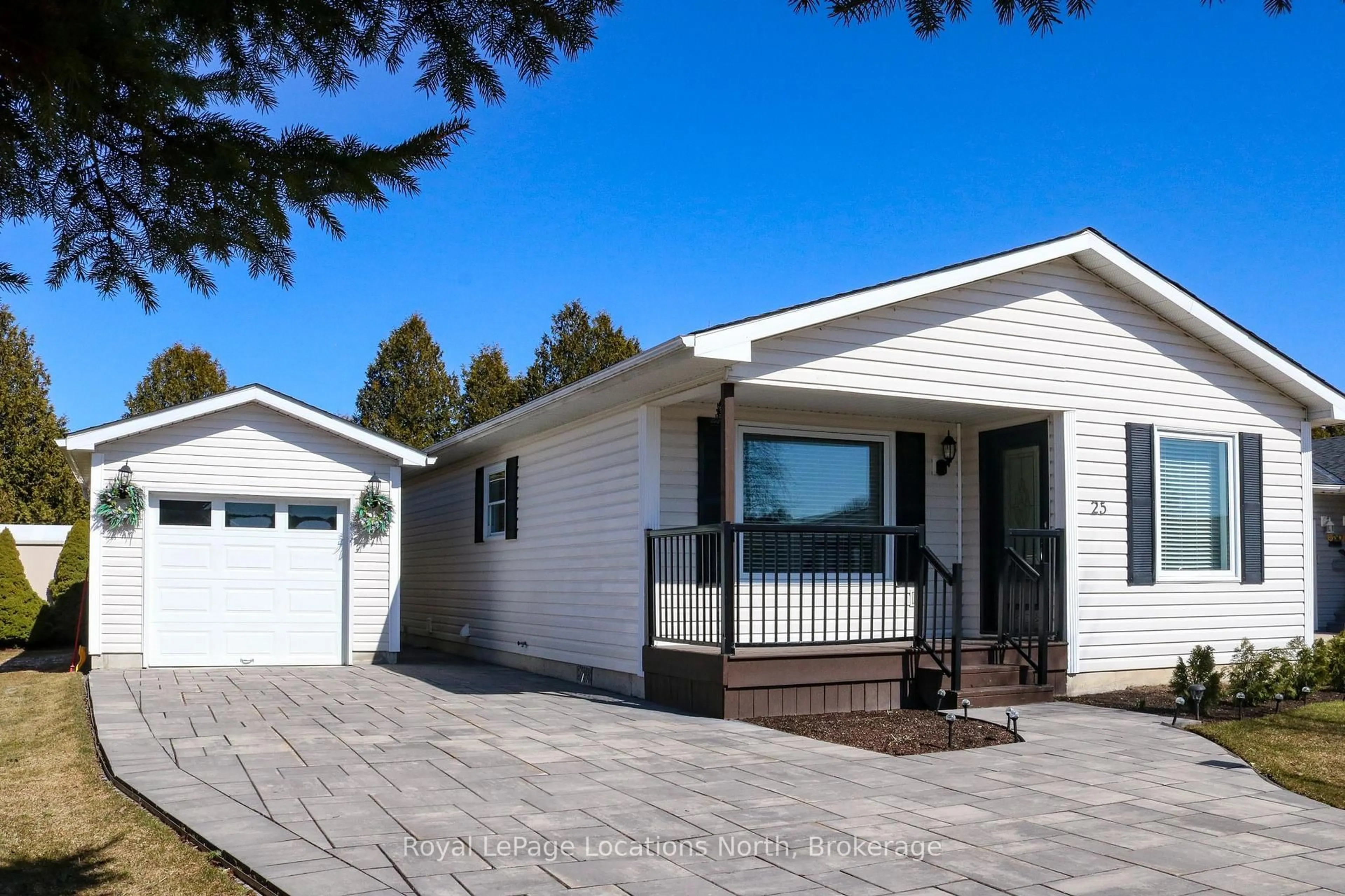 Home with vinyl exterior material, street for 25 St James Pl, Wasaga Beach Ontario L9Z 3A8