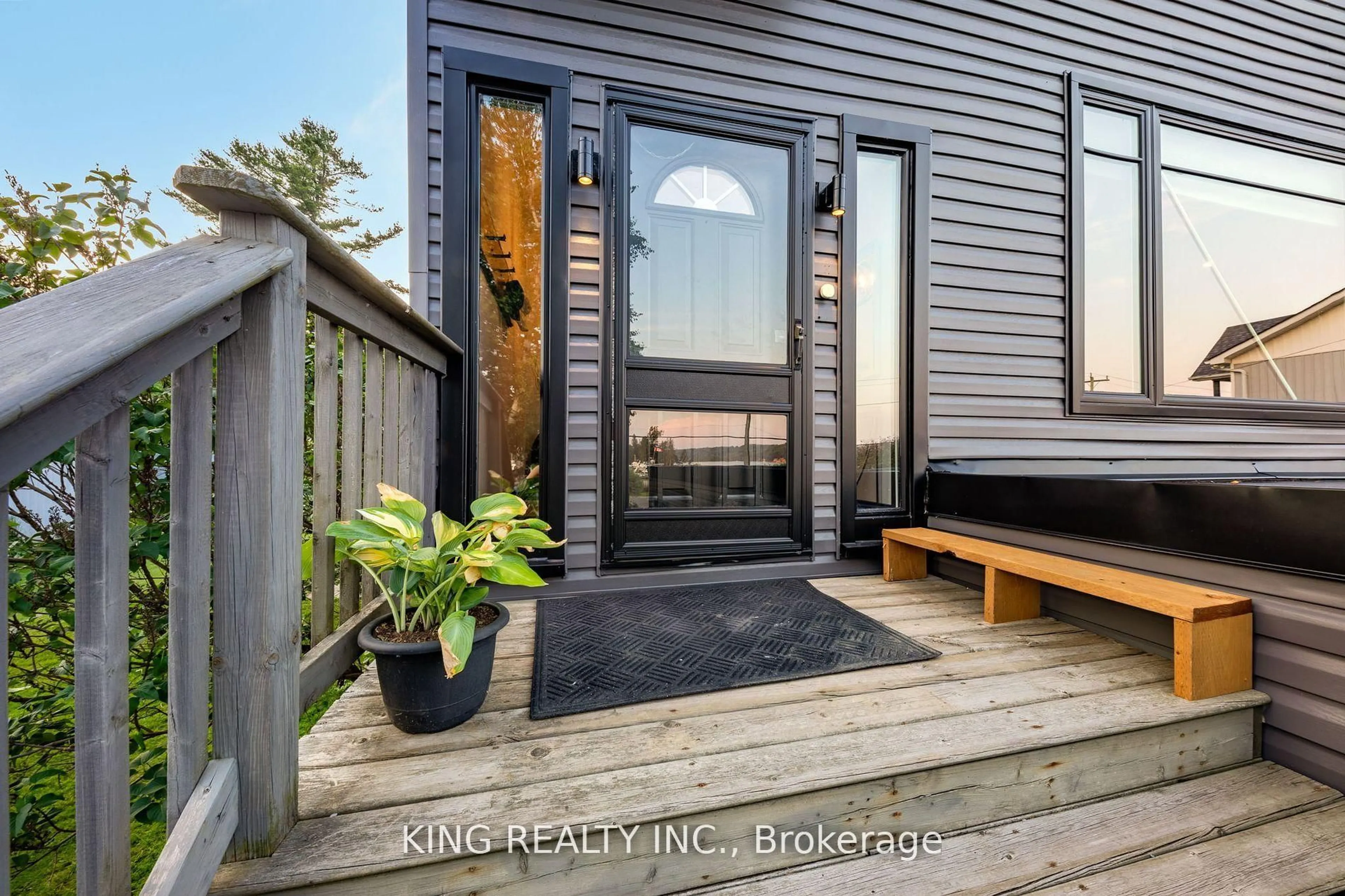 Indoor entryway for 602 CHAMPLAIN Rd, Tiny Ontario L9M 0C2
