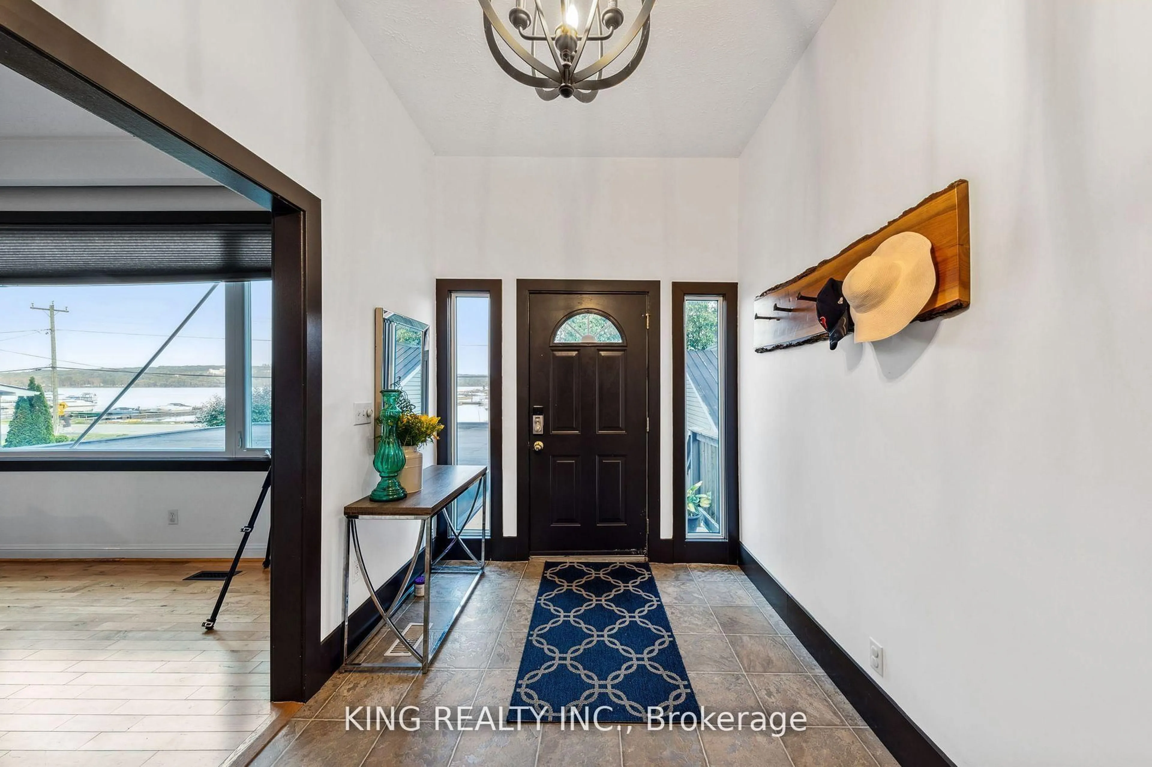 Indoor entryway for 602 CHAMPLAIN Rd, Tiny Ontario L9M 0C2