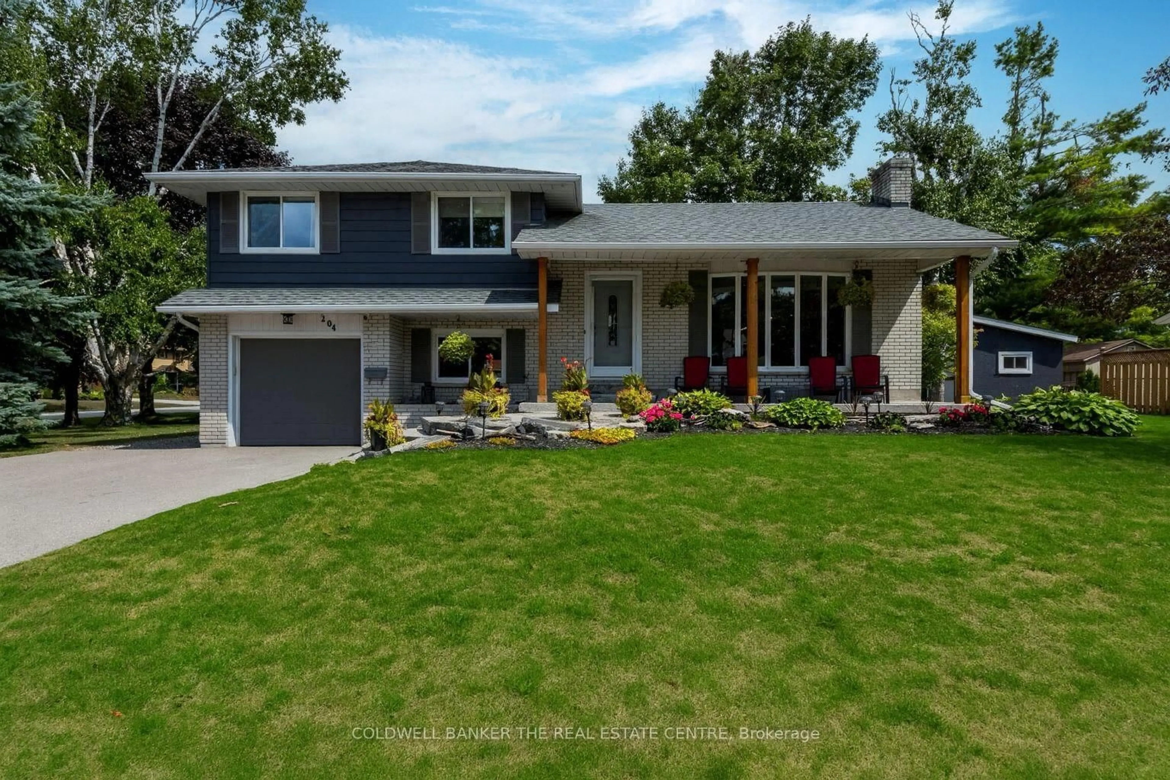 Home with vinyl exterior material, street for 204 Park St, Orillia Ontario L3V 5V8