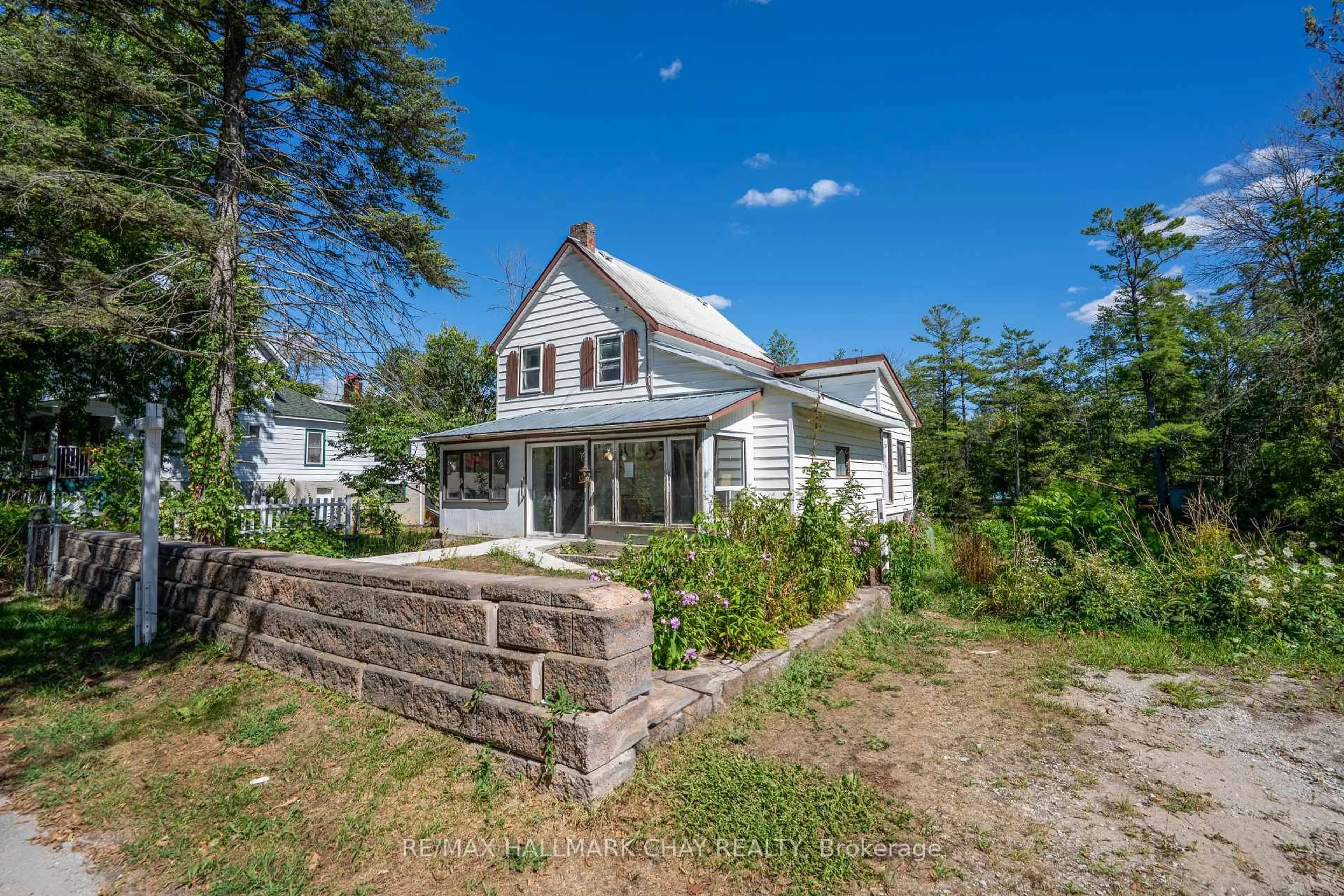 A pic from outside/outdoor area/front of a property/back of a property/a pic from drone, building for 4363 Hepinstall Landing, Severn Ontario L0K 2B0
