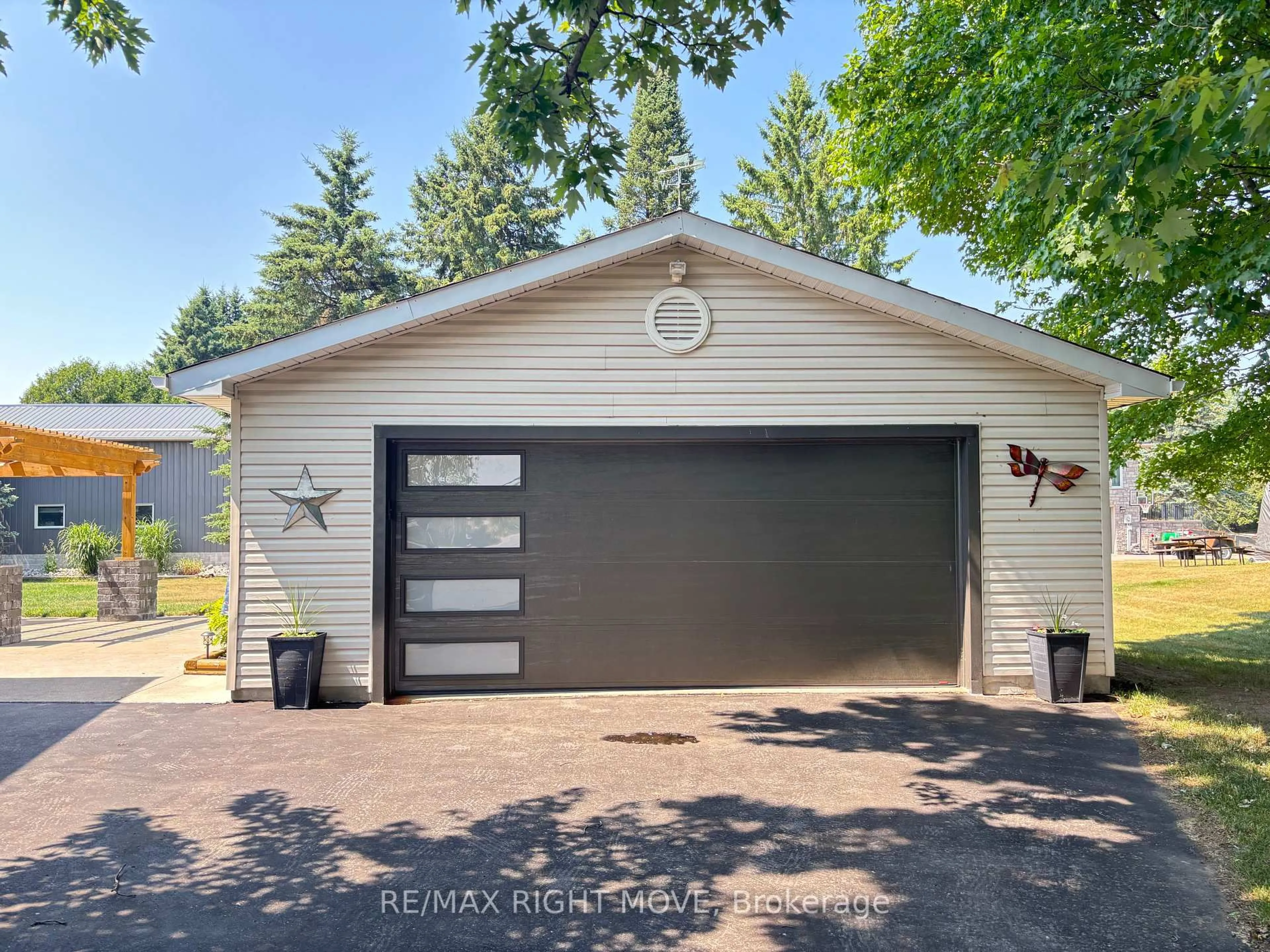 Indoor garage for 116 Mill St, Springwater Ontario L0L 1V0