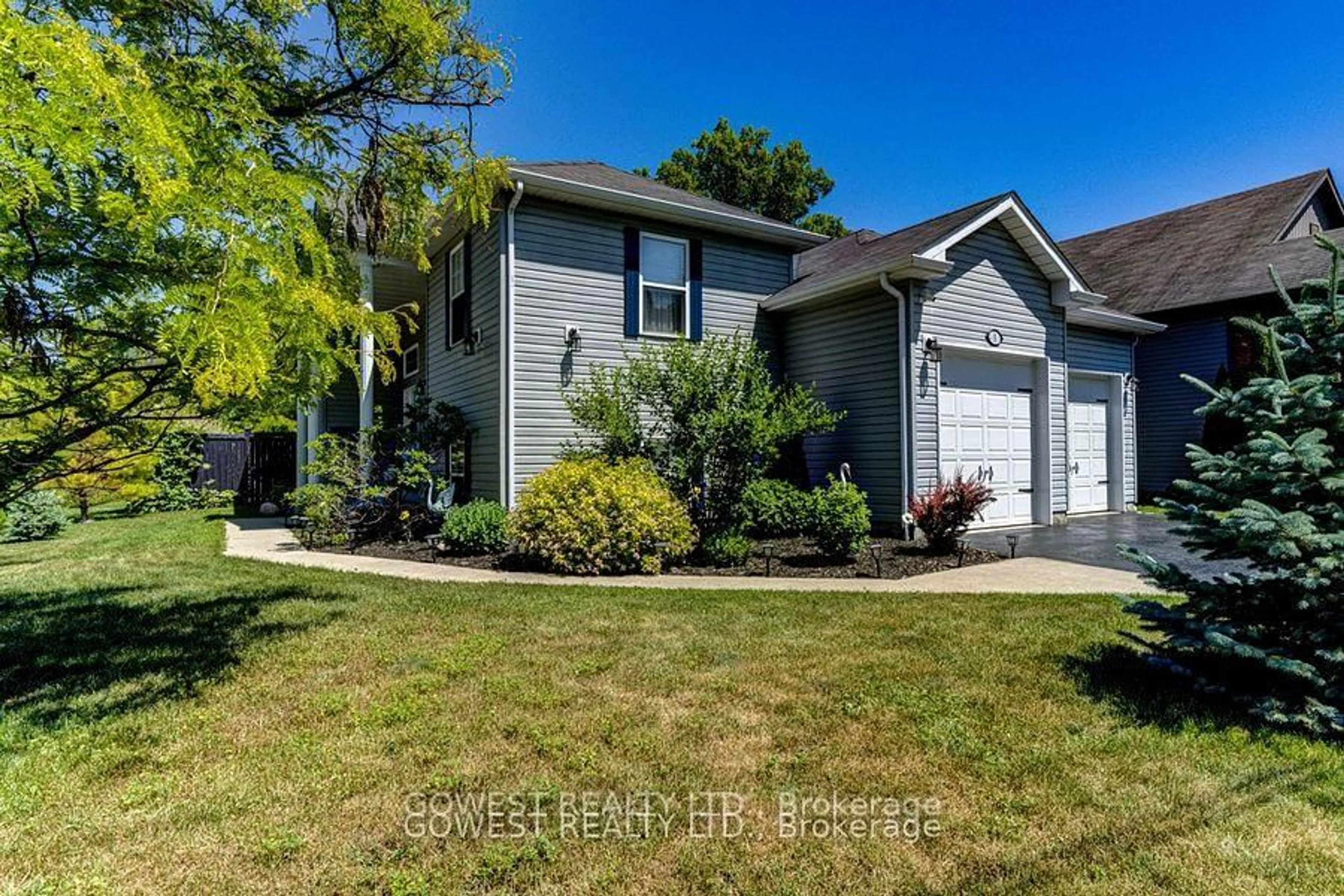 Home with vinyl exterior material, street for 5 55TH St, Wasaga Beach Ontario L9Z 1W9