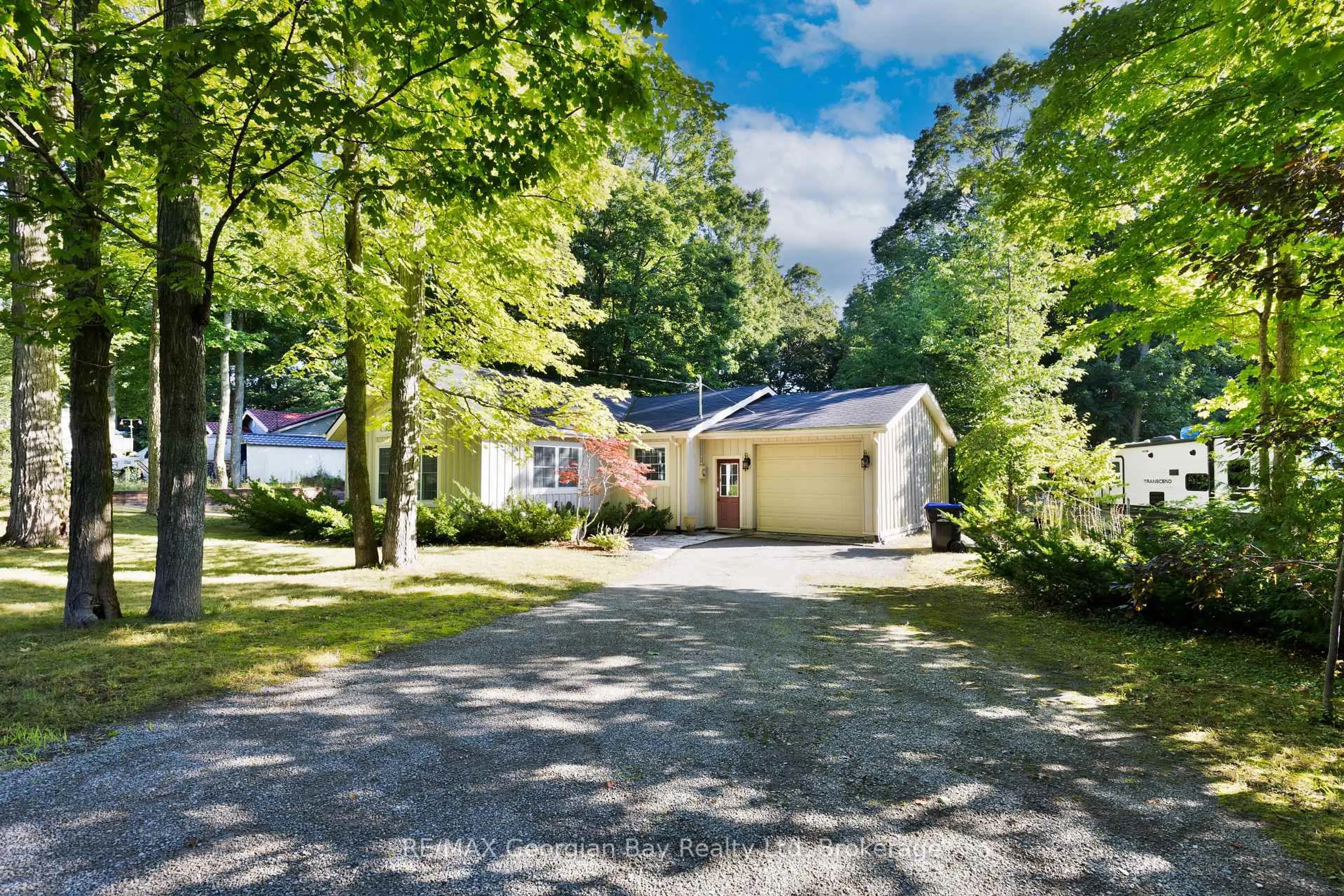 A pic from outside/outdoor area/front of a property/back of a property/a pic from drone, street for 133 Timcourt Dr, Tiny Ontario L9M 0B9
