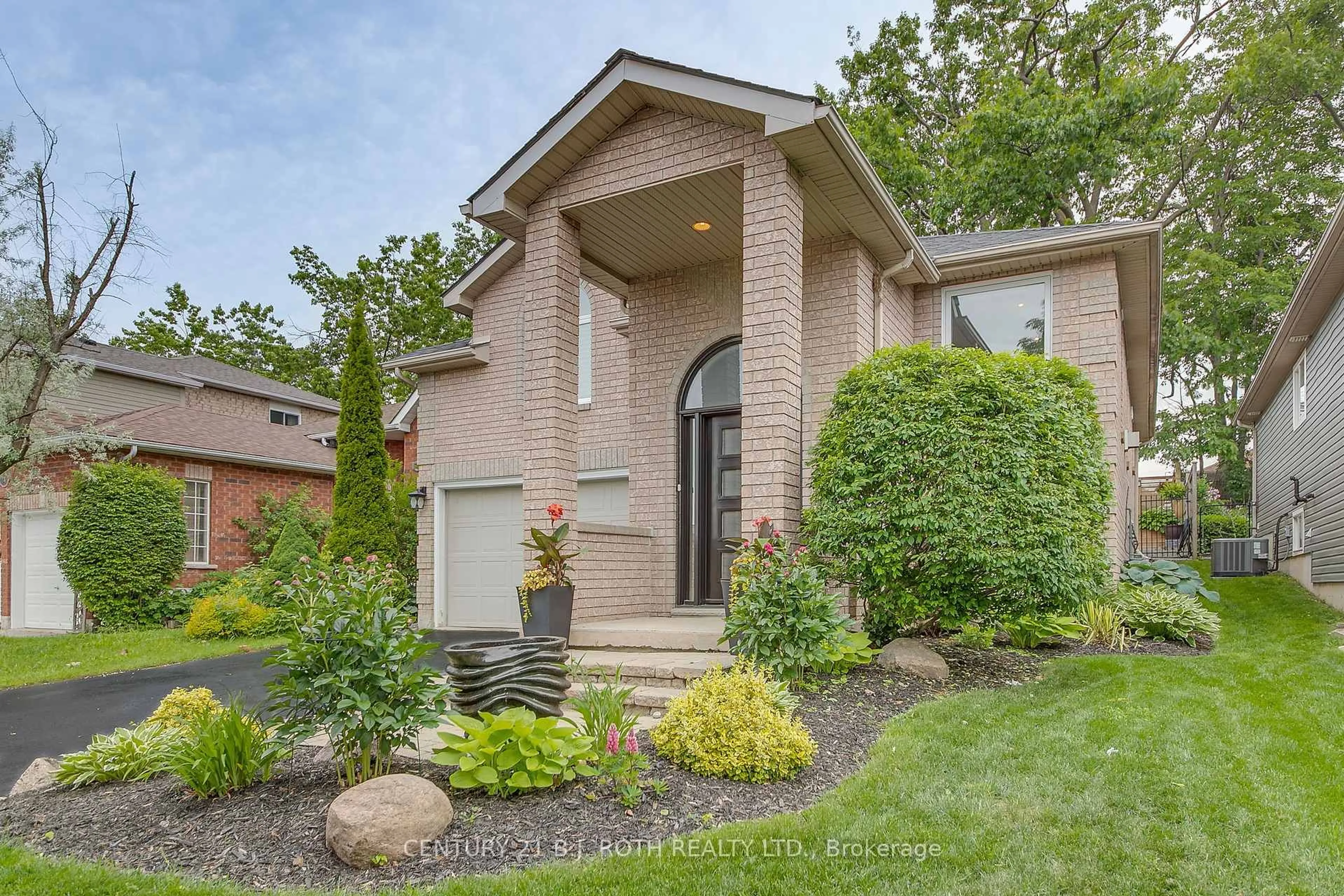 Home with brick exterior material, street for 26 Monique Cres, Barrie Ontario L4M 6Y3