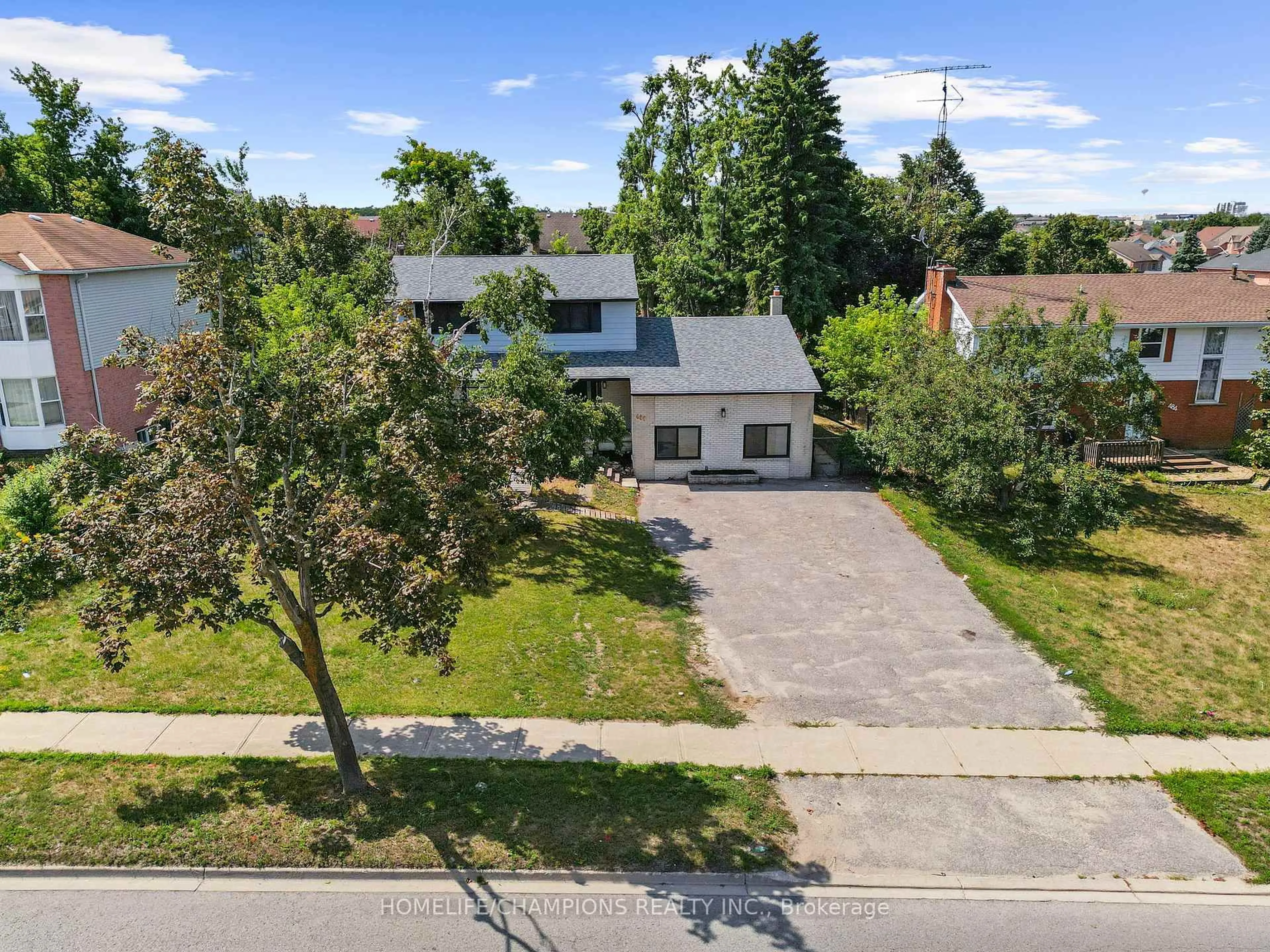A pic from outside/outdoor area/front of a property/back of a property/a pic from drone, street for 480 St Vincent St, Barrie Ontario L4M 6T5