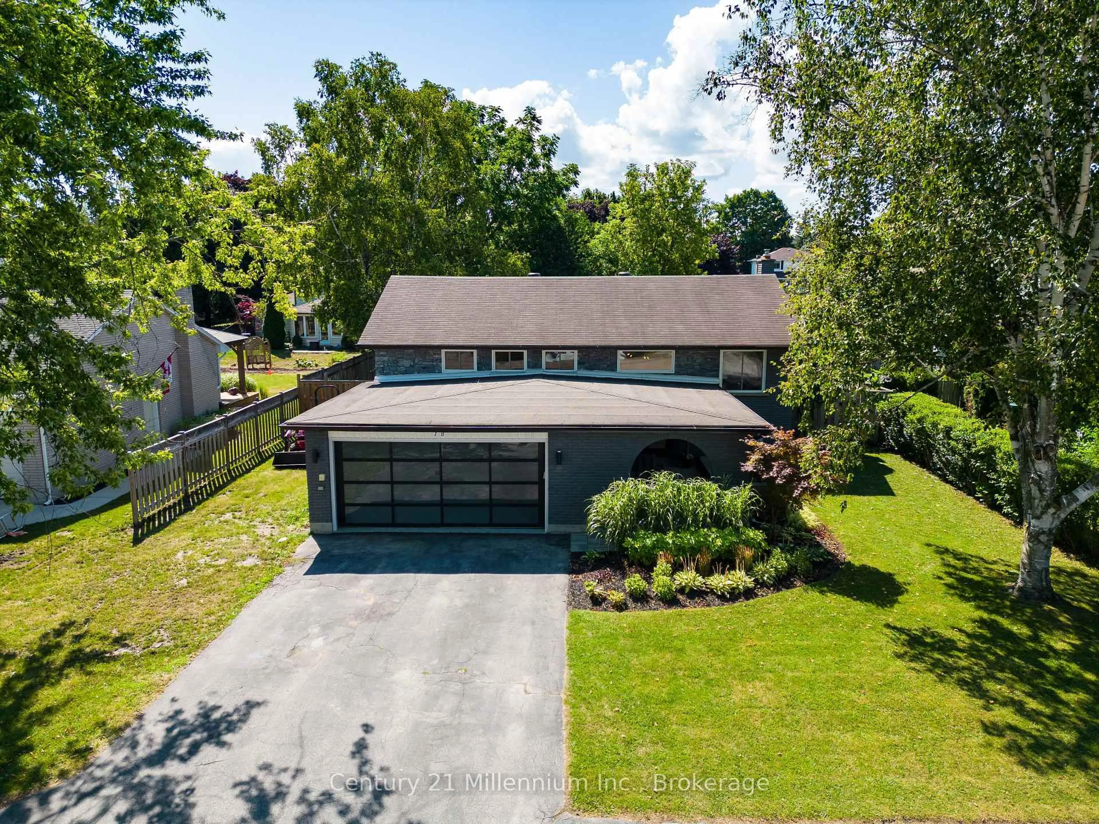 A pic from outside/outdoor area/front of a property/back of a property/a pic from drone, street for 18 Bryan Dr, Collingwood Ontario L9Y 2K7