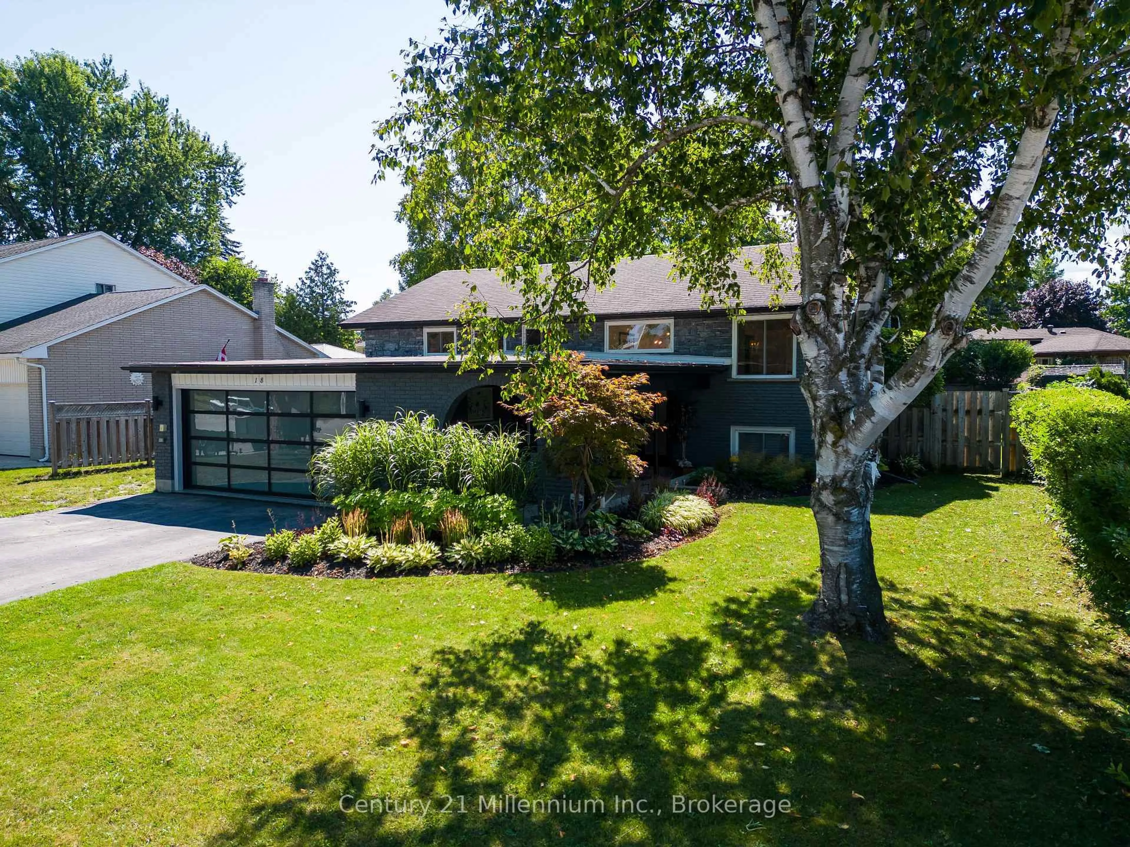 A pic from outside/outdoor area/front of a property/back of a property/a pic from drone, street for 18 Bryan Dr, Collingwood Ontario L9Y 2K7