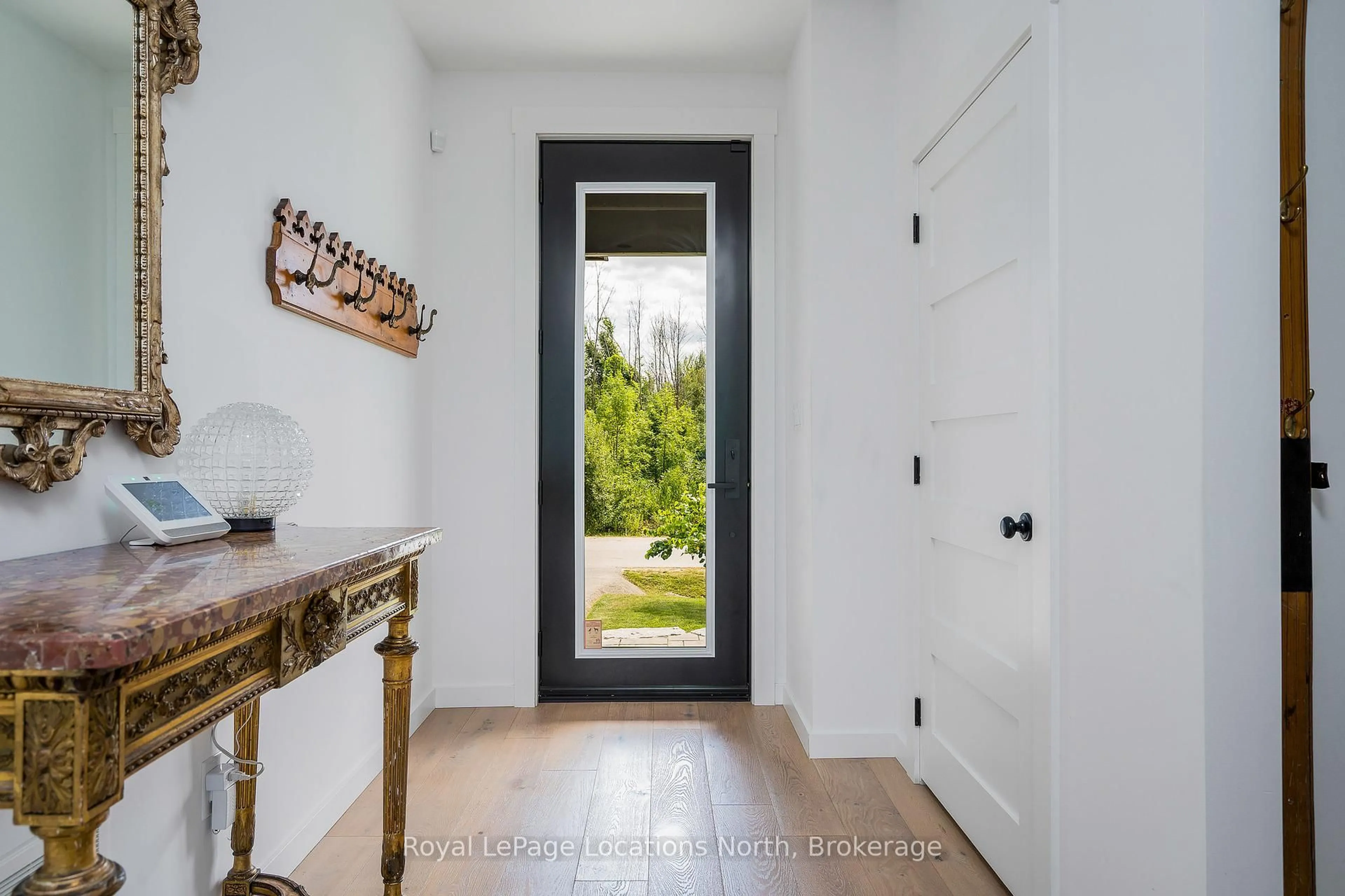 Indoor entryway for 49 Stanley St, Collingwood Ontario L9Y 0G7