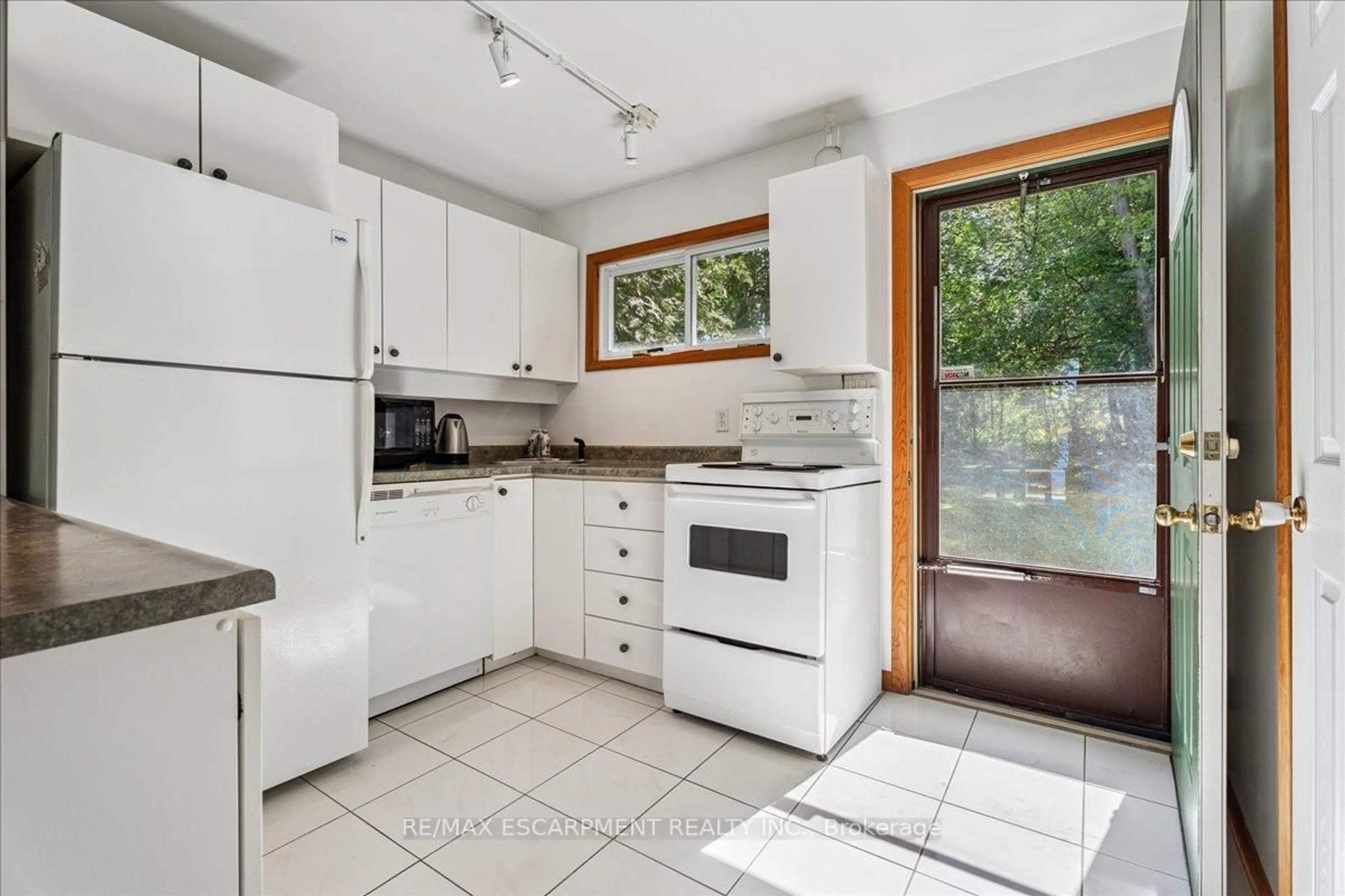 Standard kitchen, ceramic/tile floor for 28A COOK Lane, Oro-Medonte Ontario L3V 6H1