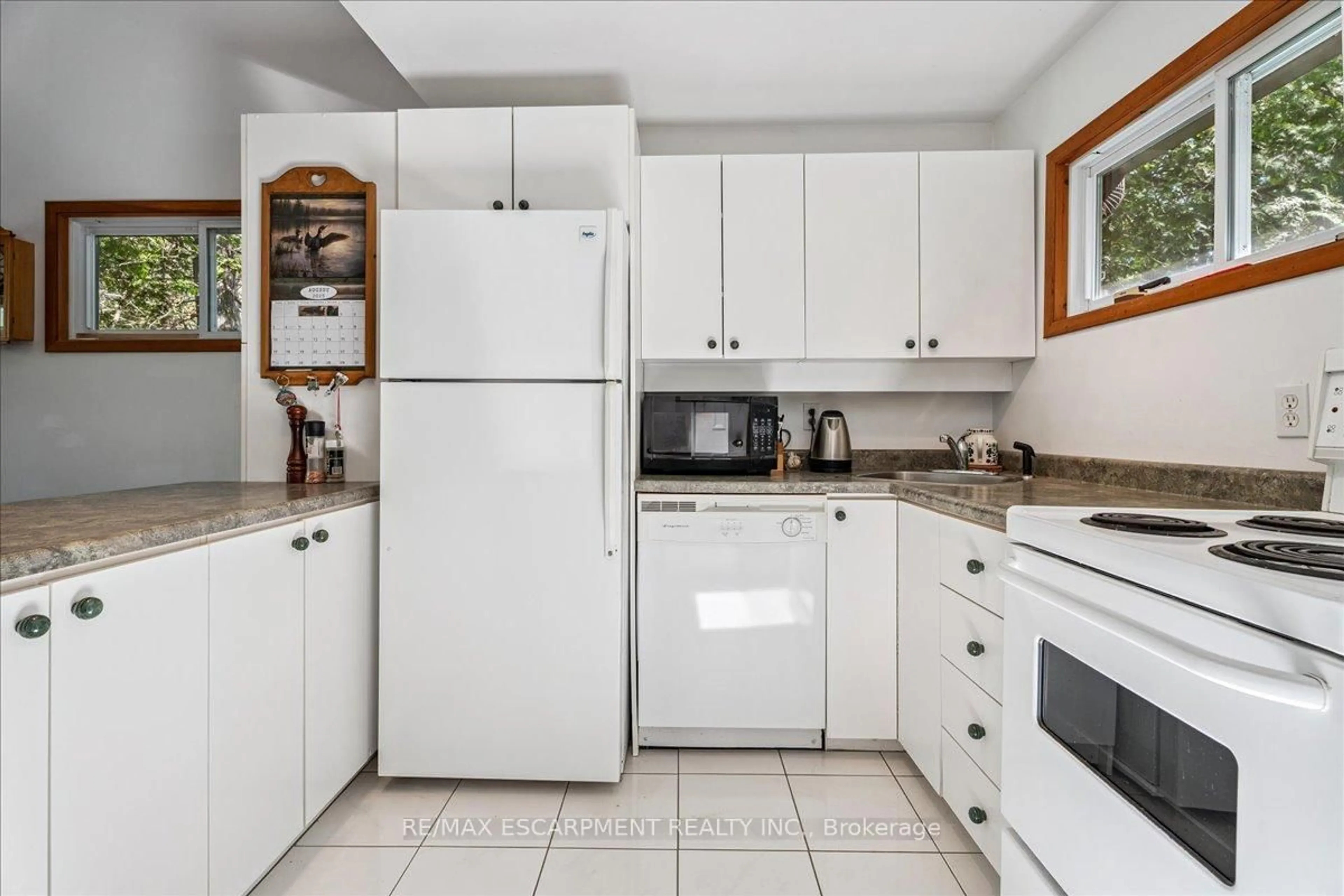 Standard kitchen, ceramic/tile floor for 28A COOK Lane, Oro-Medonte Ontario L3V 6H1