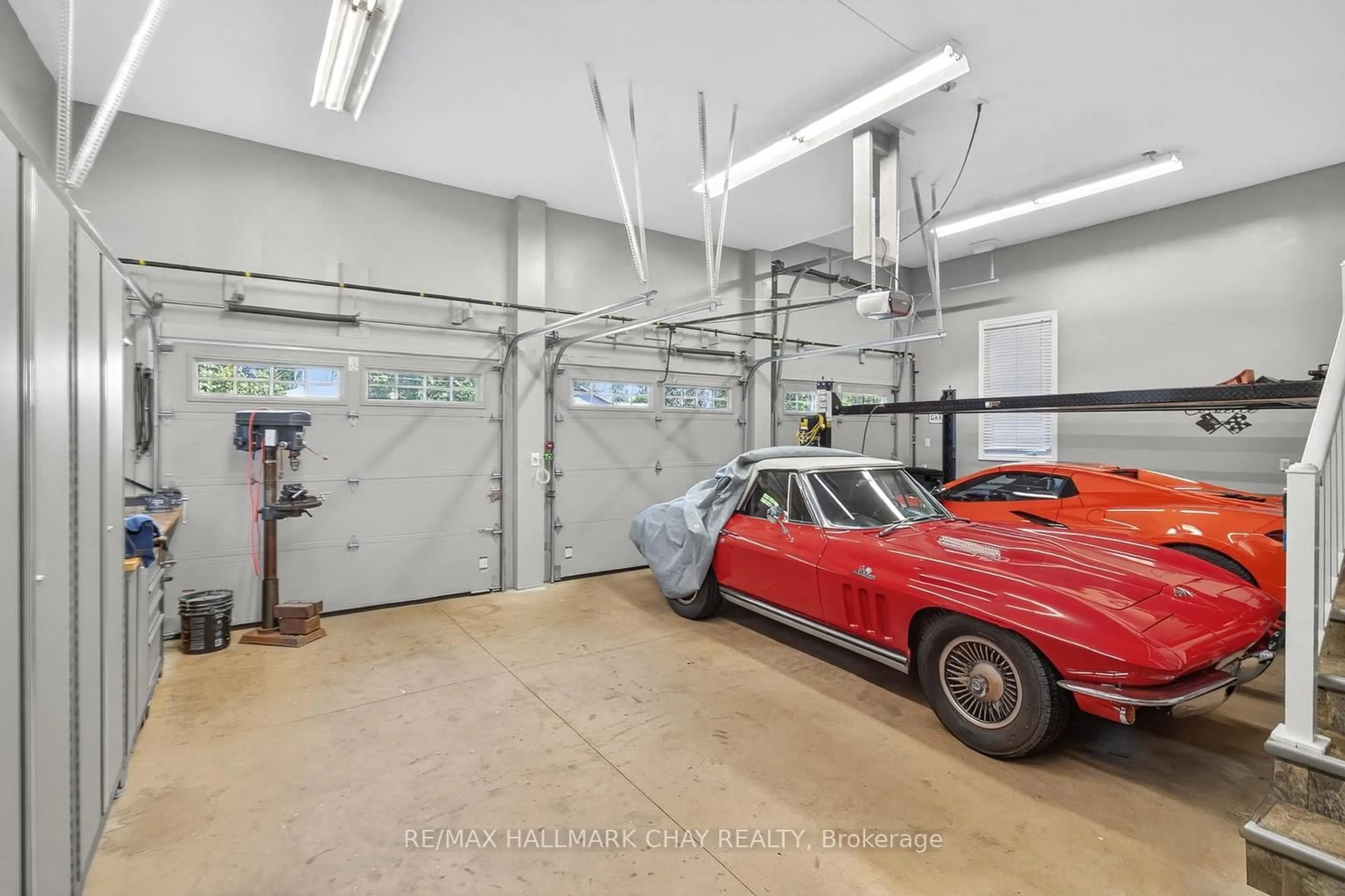 Indoor garage for 2 Mariposa Cres, Oro-Medonte Ontario L0L 1T0