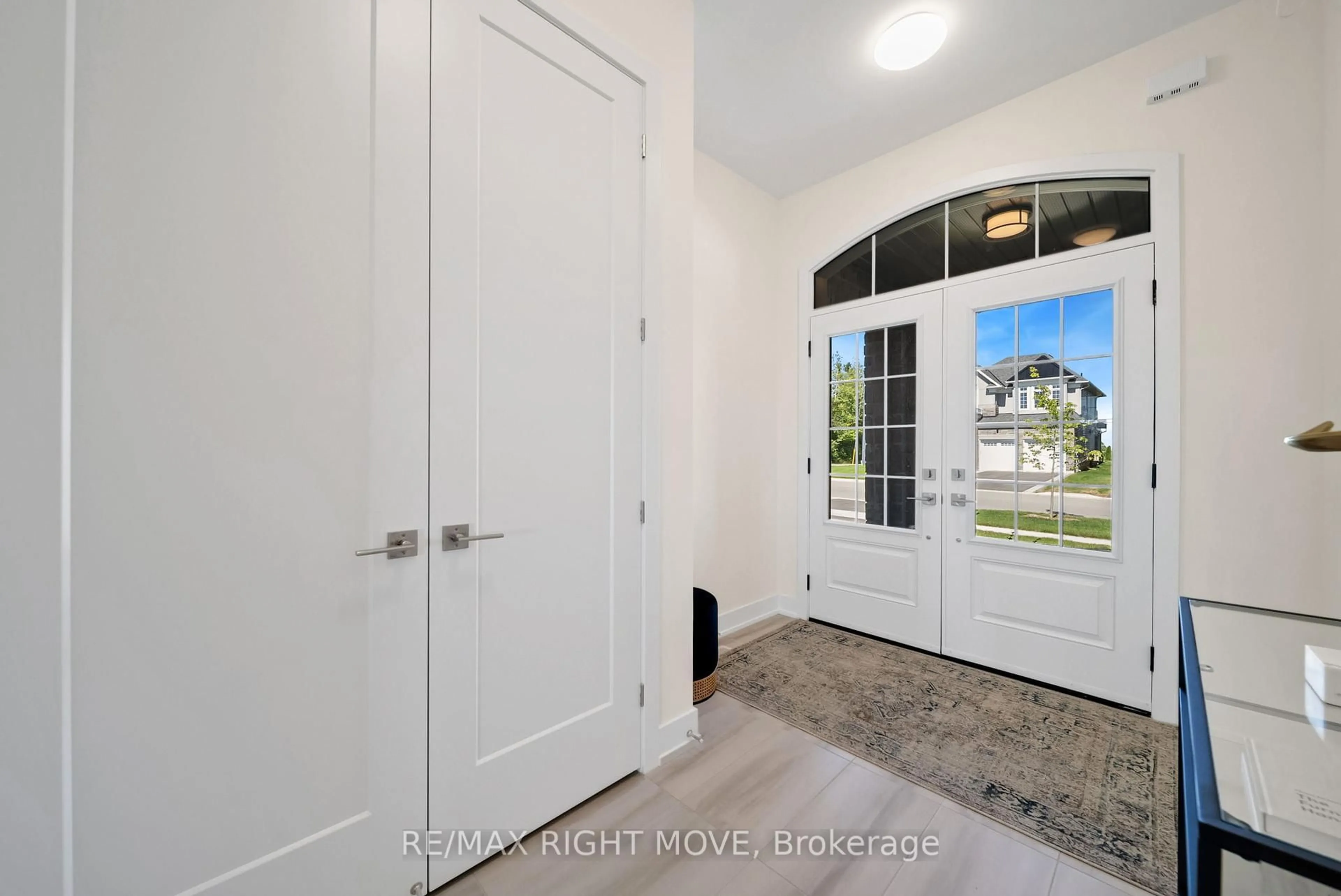 Indoor entryway for 3194 Orion Blvd, Orillia Ontario L3V 8M6