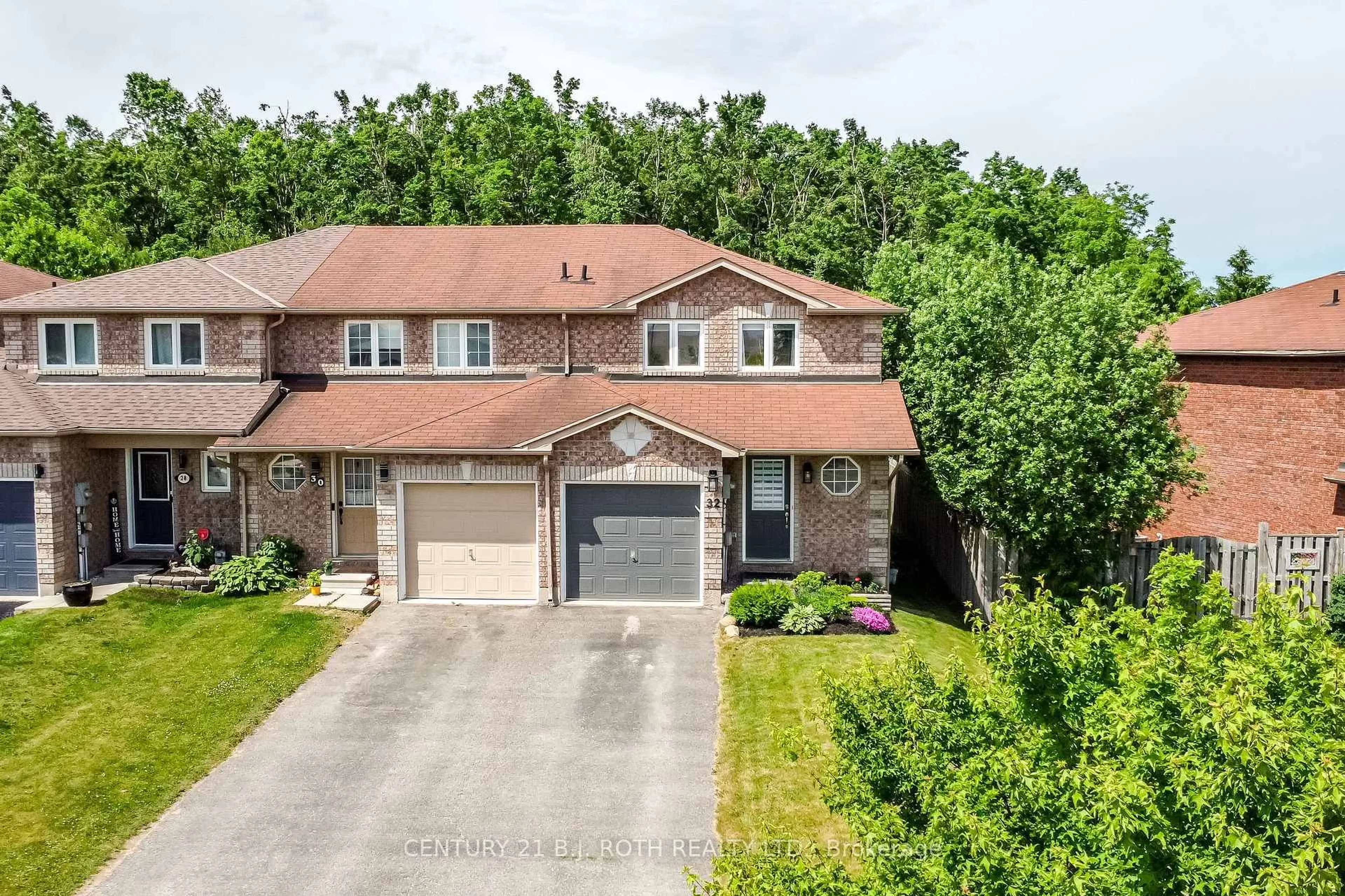 A pic from outside/outdoor area/front of a property/back of a property/a pic from drone, street for 32 Goodwin Dr, Barrie Ontario L4N 5Z7