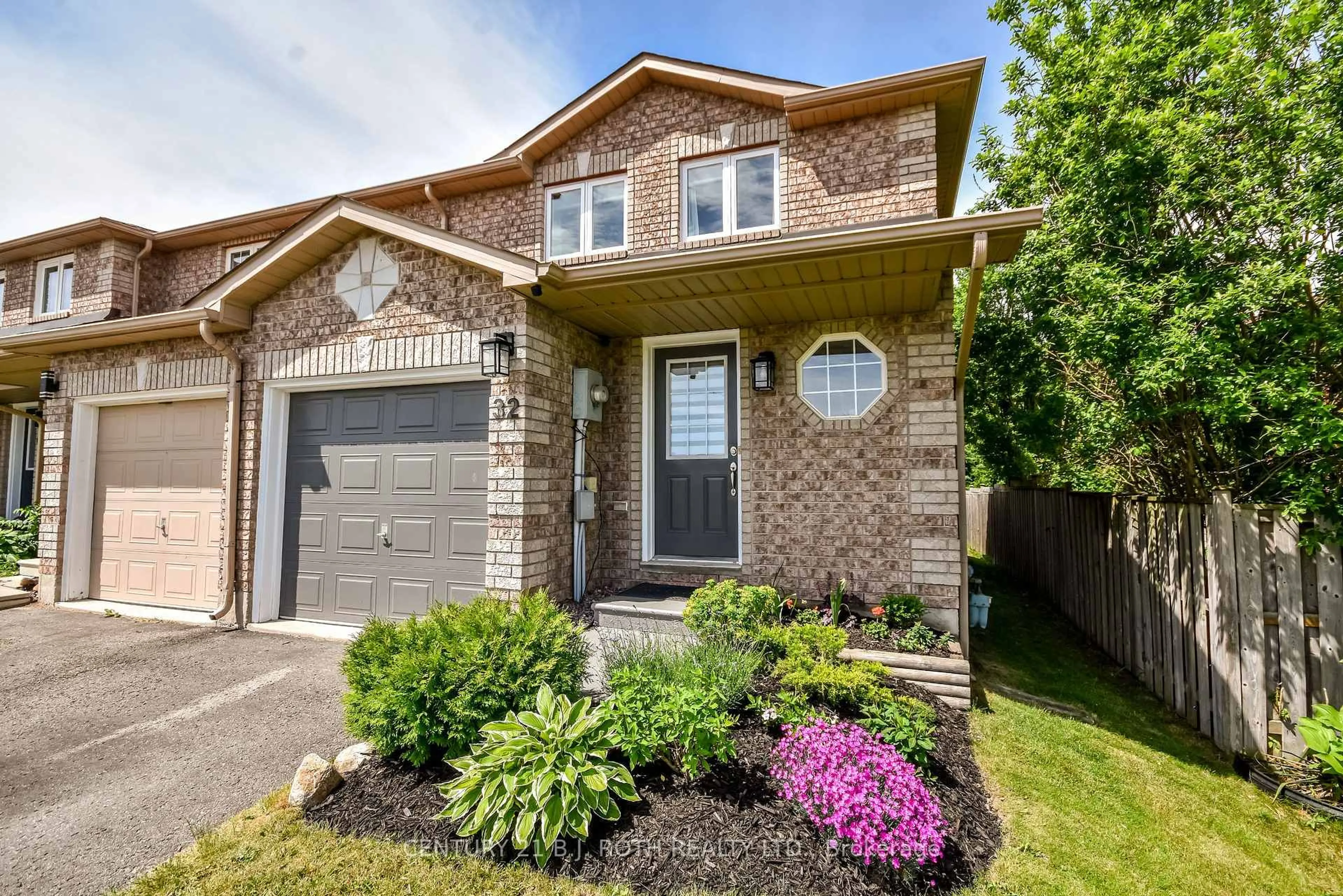 Home with brick exterior material, street for 32 Goodwin Dr, Barrie Ontario L4N 5Z7