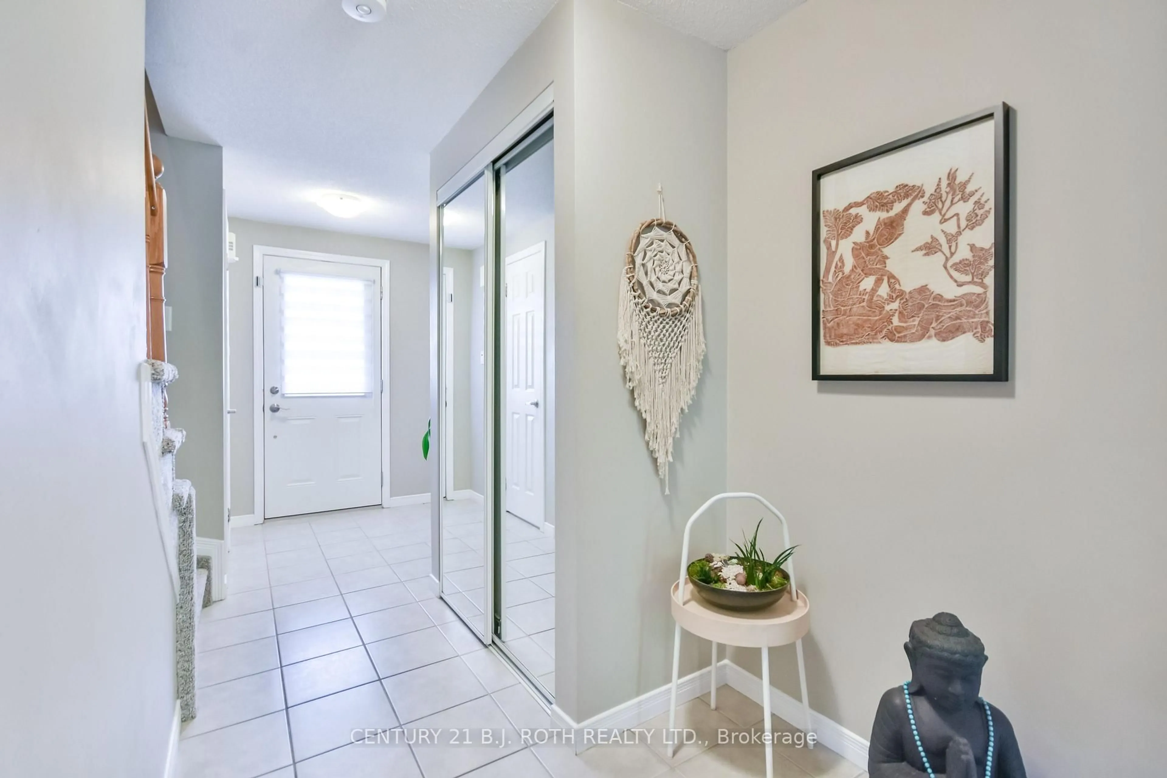 Indoor entryway for 32 Goodwin Dr, Barrie Ontario L4N 5Z7