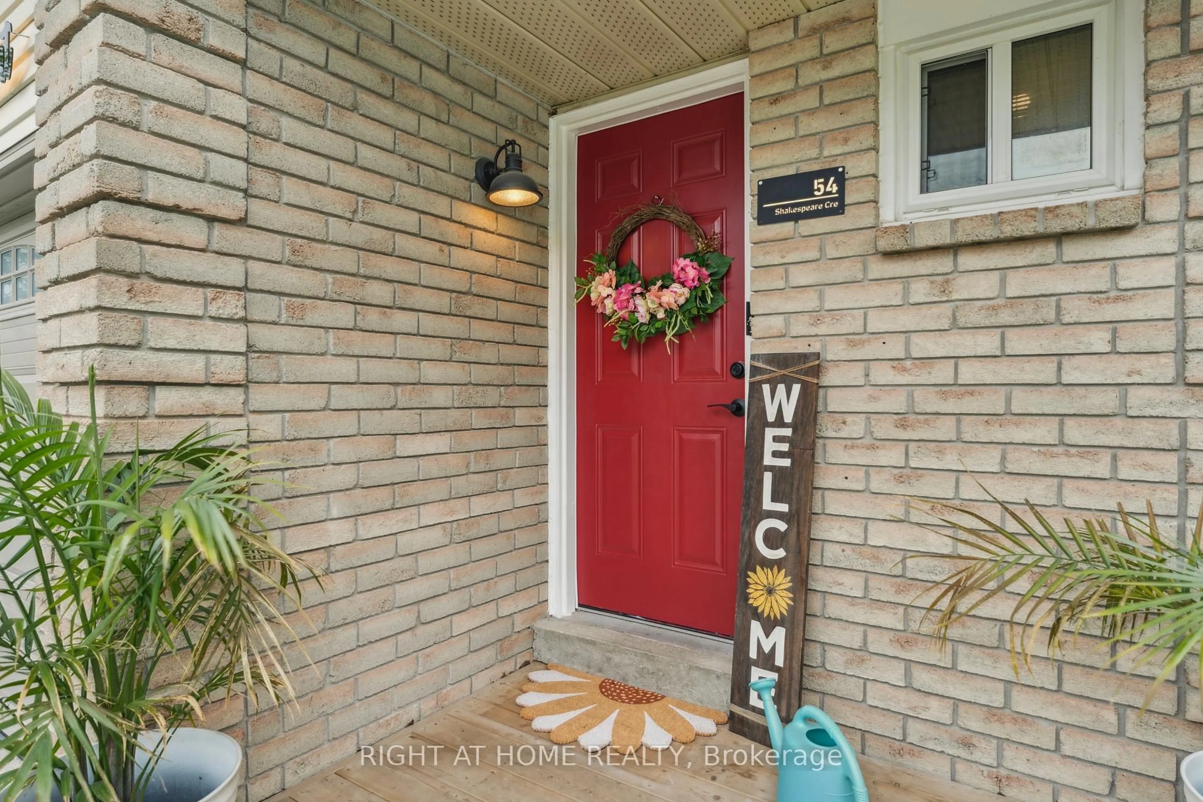 Indoor entryway for 54 Shakespeare Cres, Barrie Ontario L4N 6C1