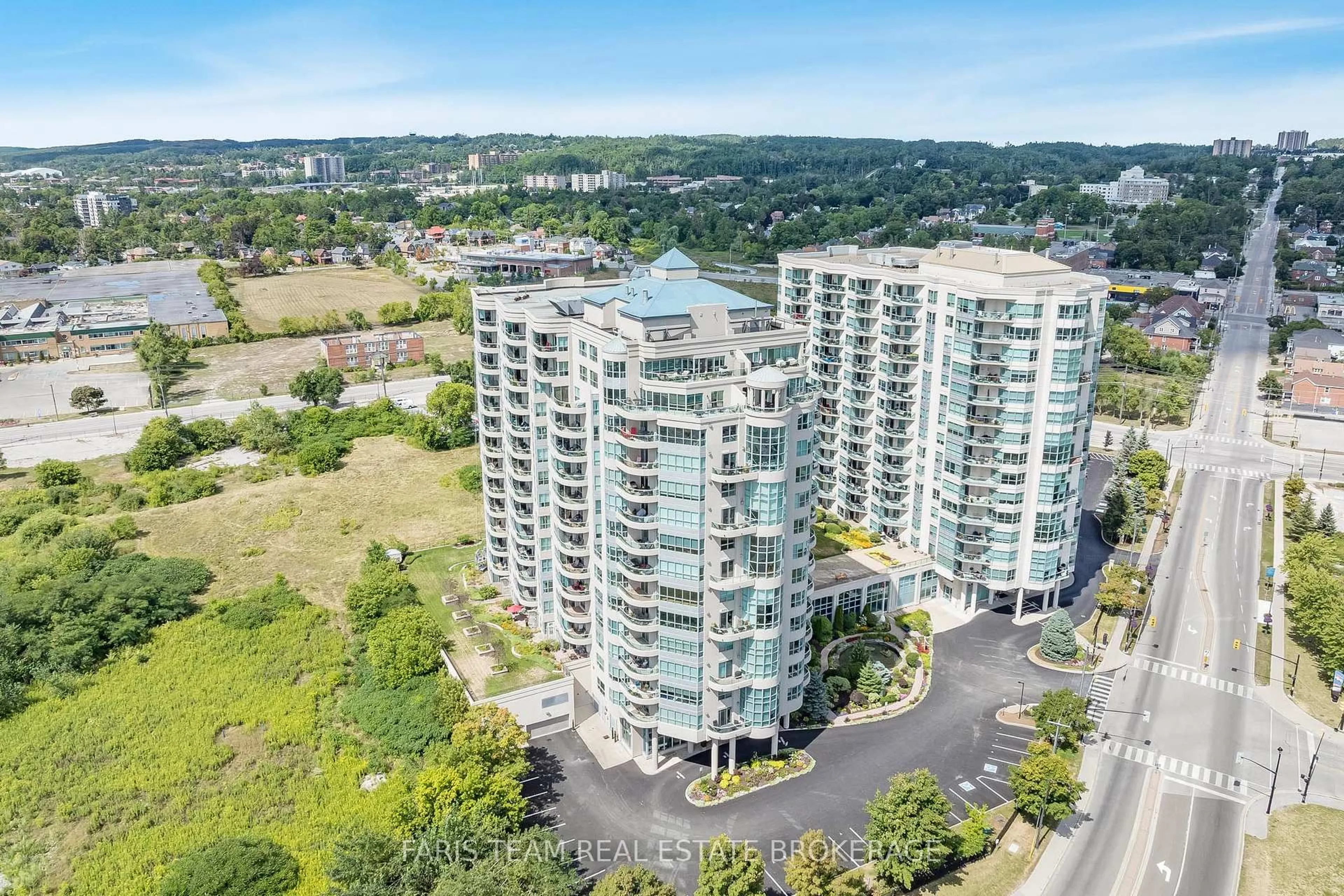 A pic from outside/outdoor area/front of a property/back of a property/a pic from drone, city buildings view from balcony for 2 Toronto St #902, Barrie Ontario L4N 9R2
