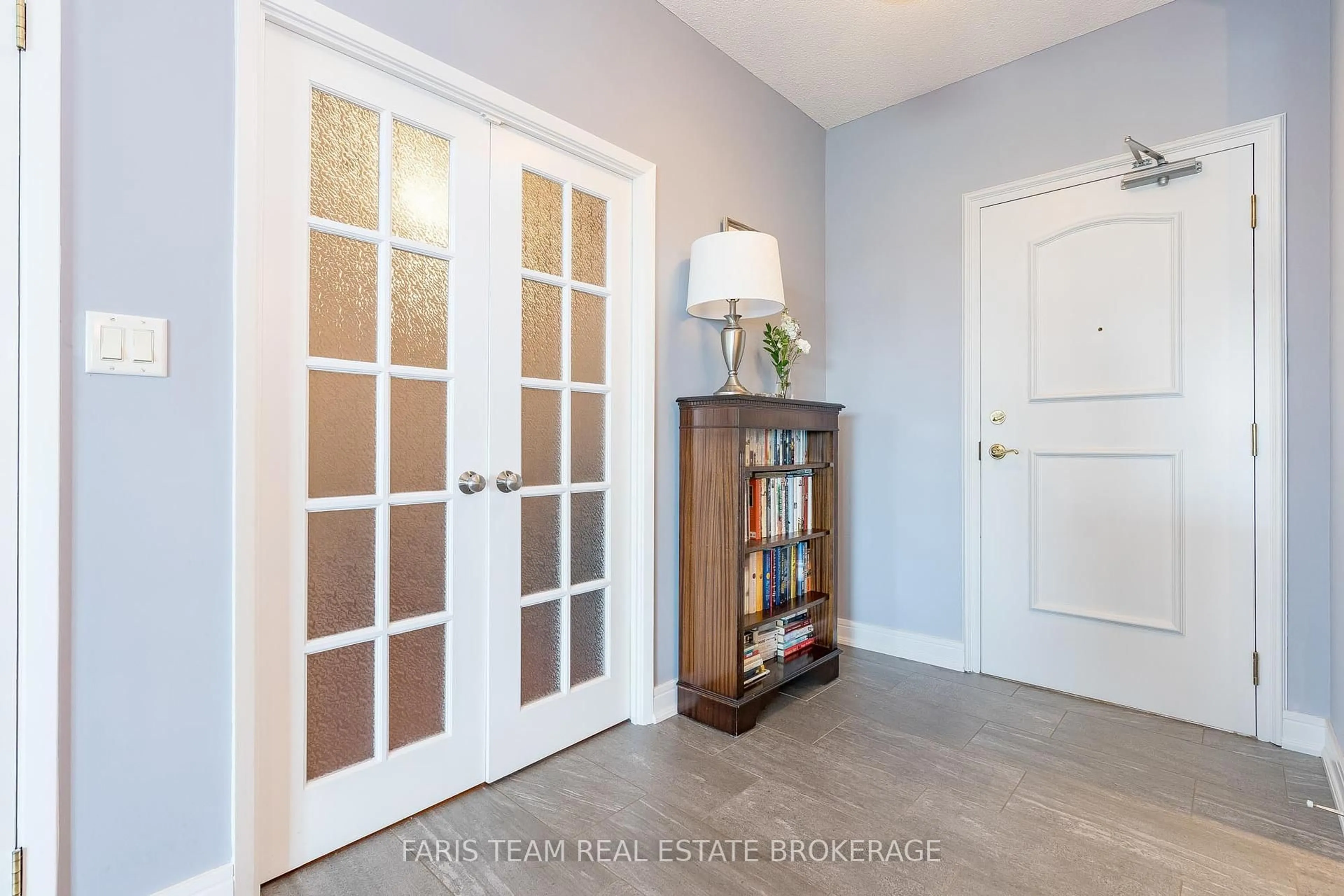Indoor entryway for 2 Toronto St #902, Barrie Ontario L4N 9R2