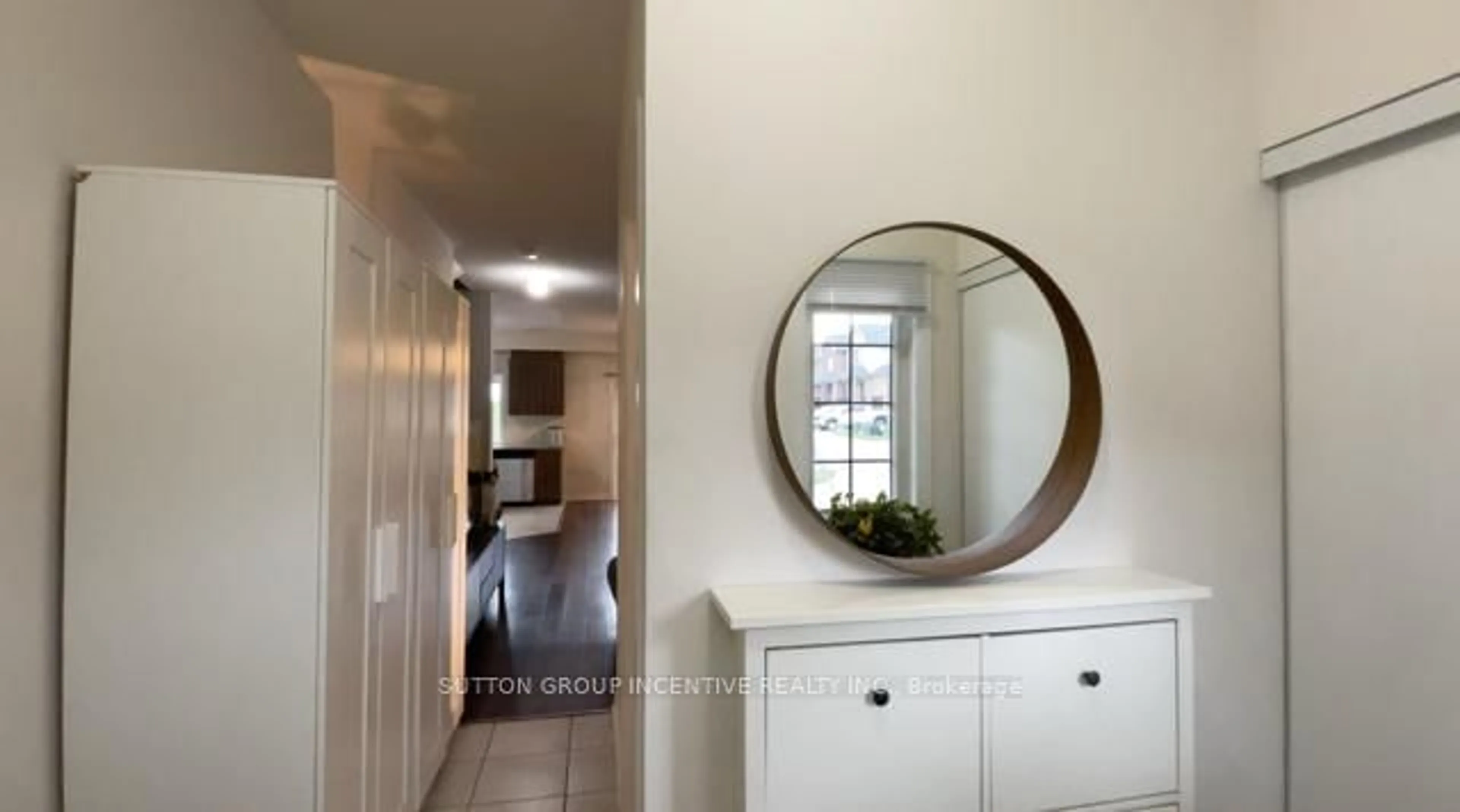 Indoor entryway for 3 Bedford Estates Cres, Barrie Ontario L4N 9K5