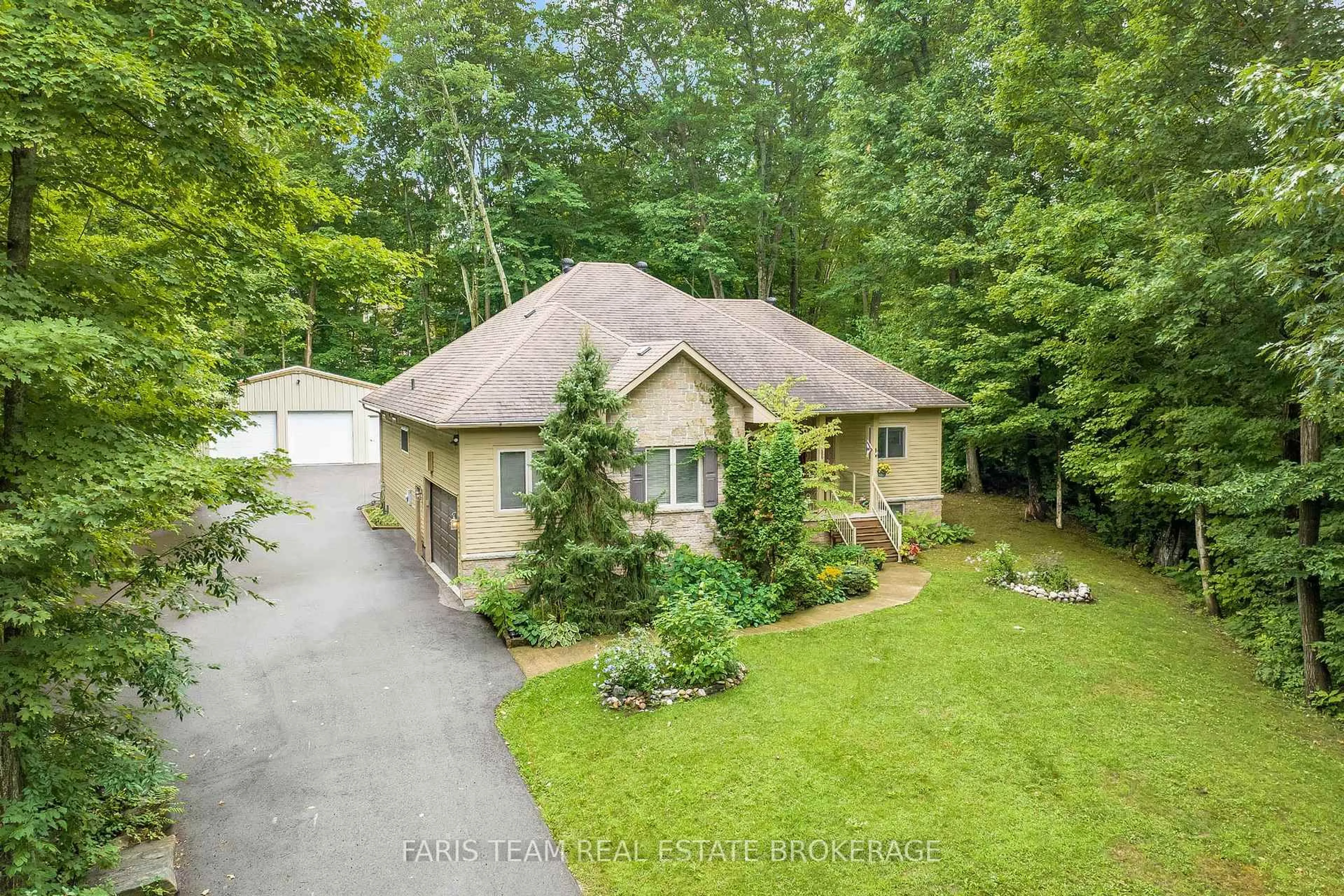 A pic from outside/outdoor area/front of a property/back of a property/a pic from drone, unknown for 193 Gilwood Park Dr, Penetanguishene Ontario L9M 1Z3
