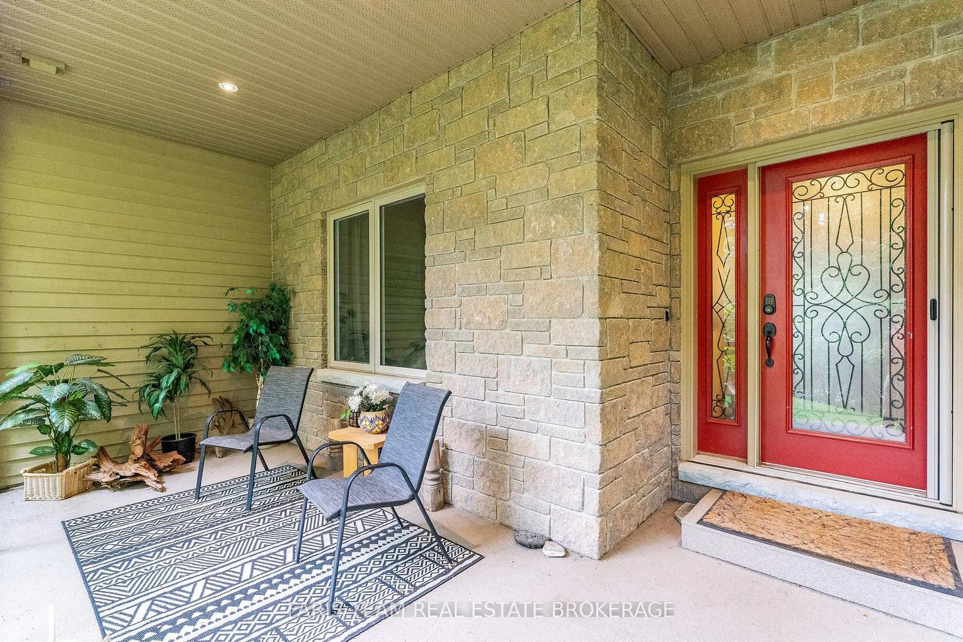 Indoor entryway for 193 Gilwood Park Dr, Penetanguishene Ontario L9M 1Z3