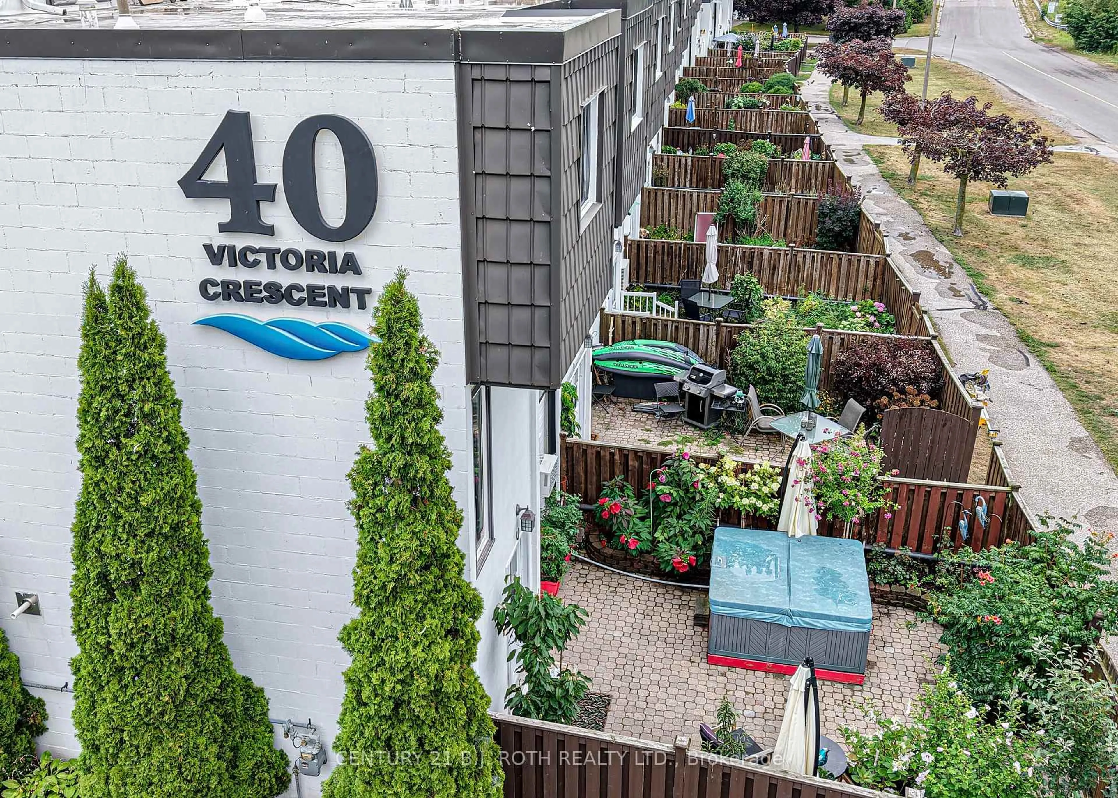 A pic from outside/outdoor area/front of a property/back of a property/a pic from drone, street for 40 VICTORIA Cres #15, Orillia Ontario L3V 6N6