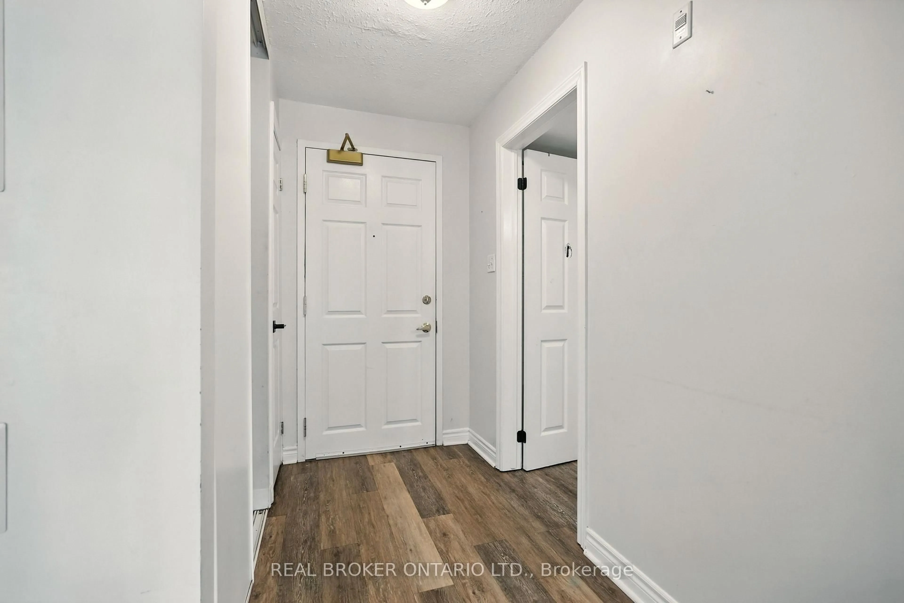 Indoor entryway for 49 Jacobs Terr #303, Barrie Ontario L4N 0W4