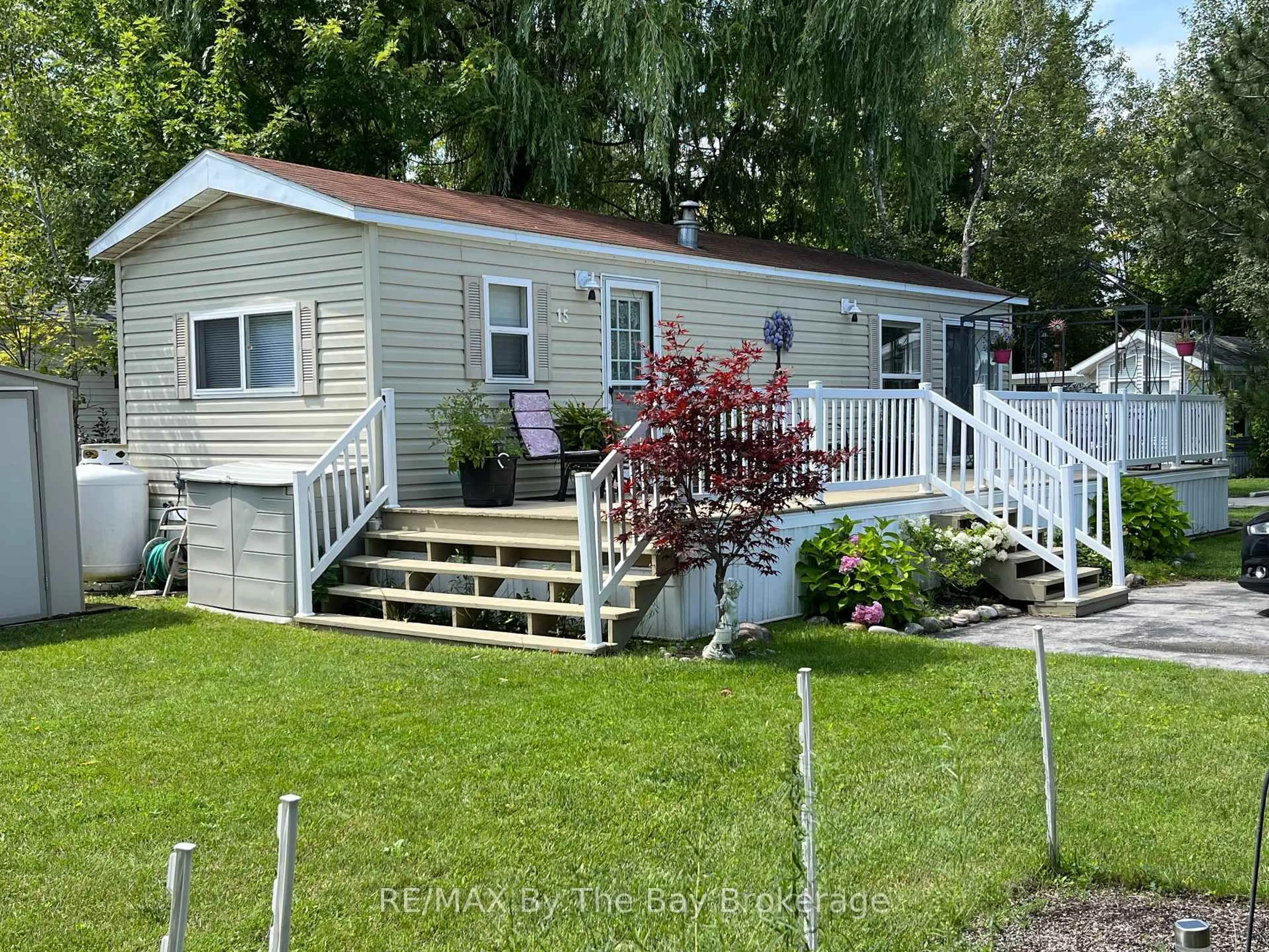 Home with vinyl exterior material, water/lake/river/ocean view for 15 Huron Circ, Wasaga Beach Ontario L9Z 1X7