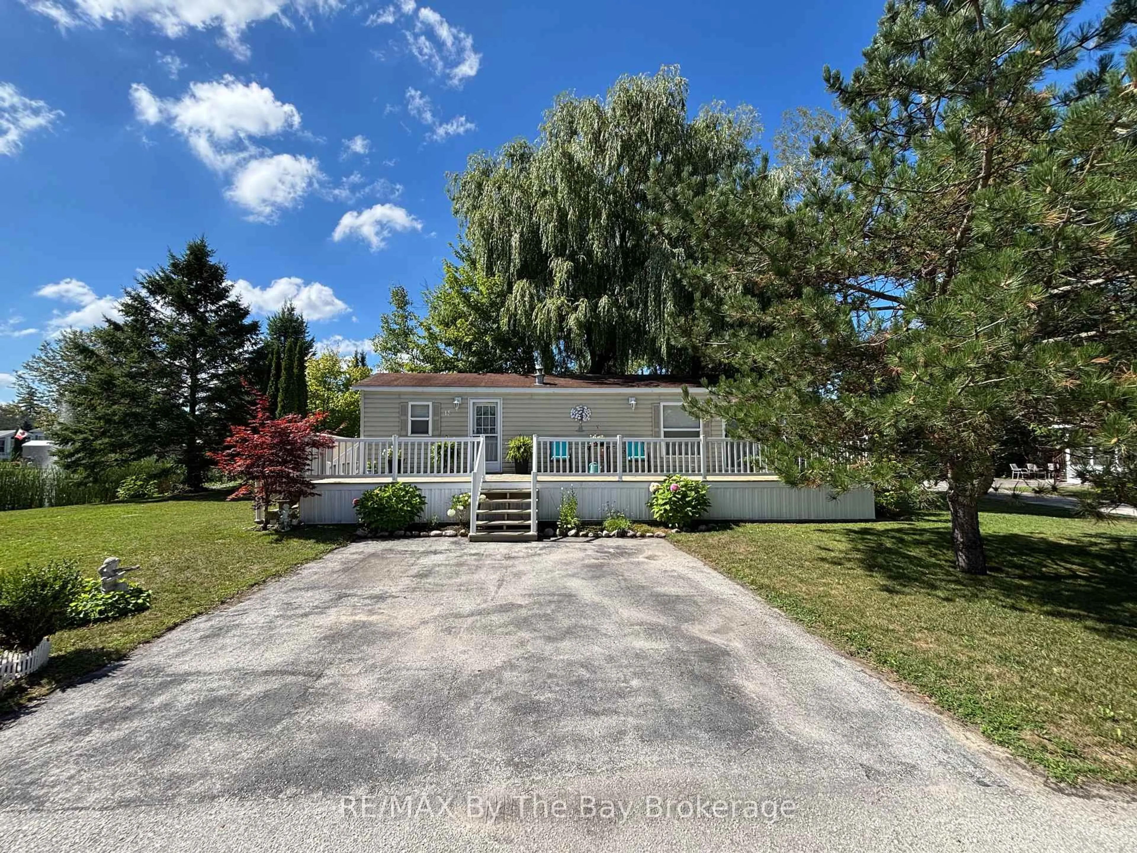 A pic from outside/outdoor area/front of a property/back of a property/a pic from drone, water/lake/river/ocean view for 15 Huron Circ, Wasaga Beach Ontario L9Z 1X7