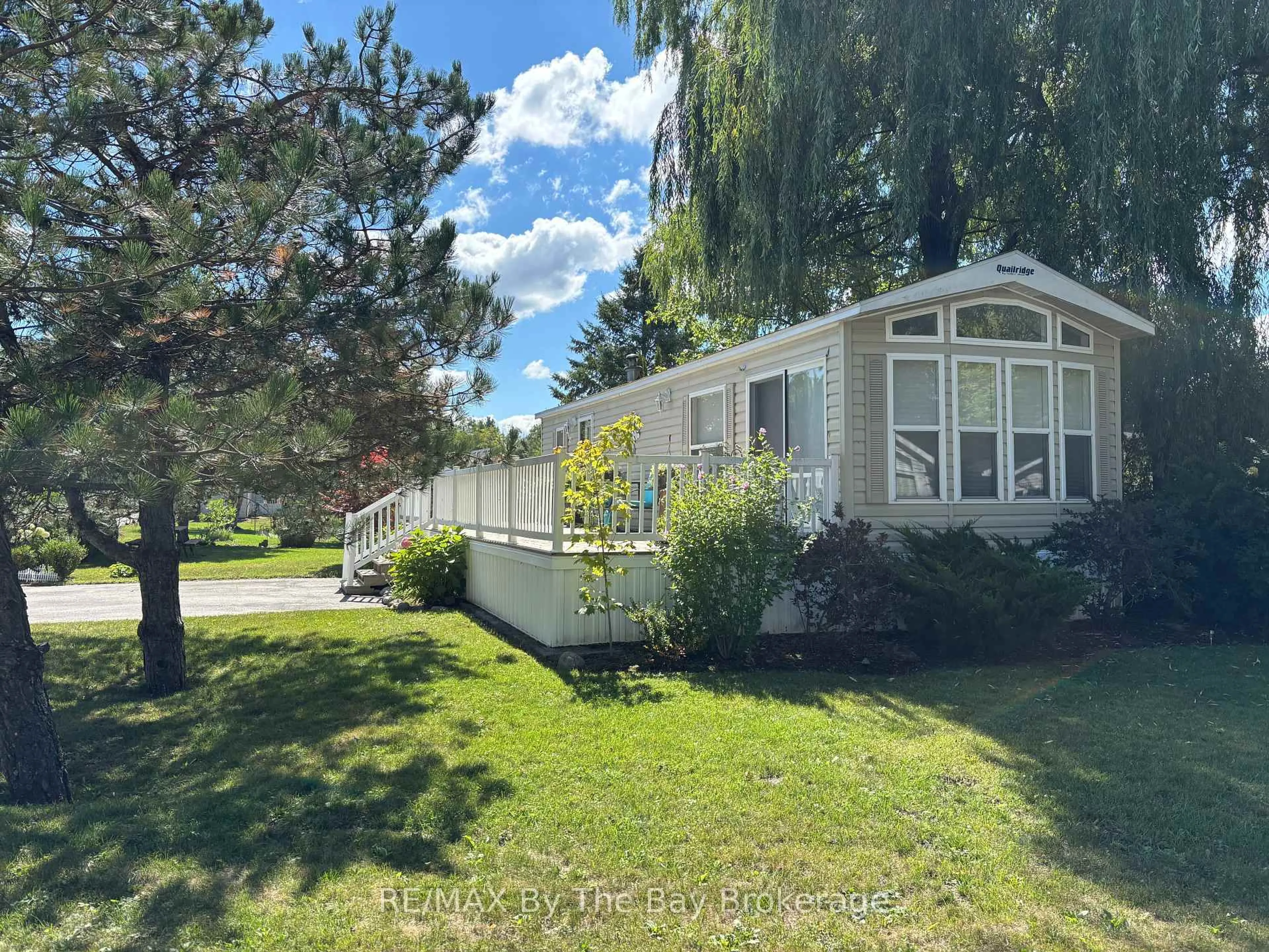 A pic from outside/outdoor area/front of a property/back of a property/a pic from drone, water/lake/river/ocean view for 15 Huron Circ, Wasaga Beach Ontario L9Z 1X7