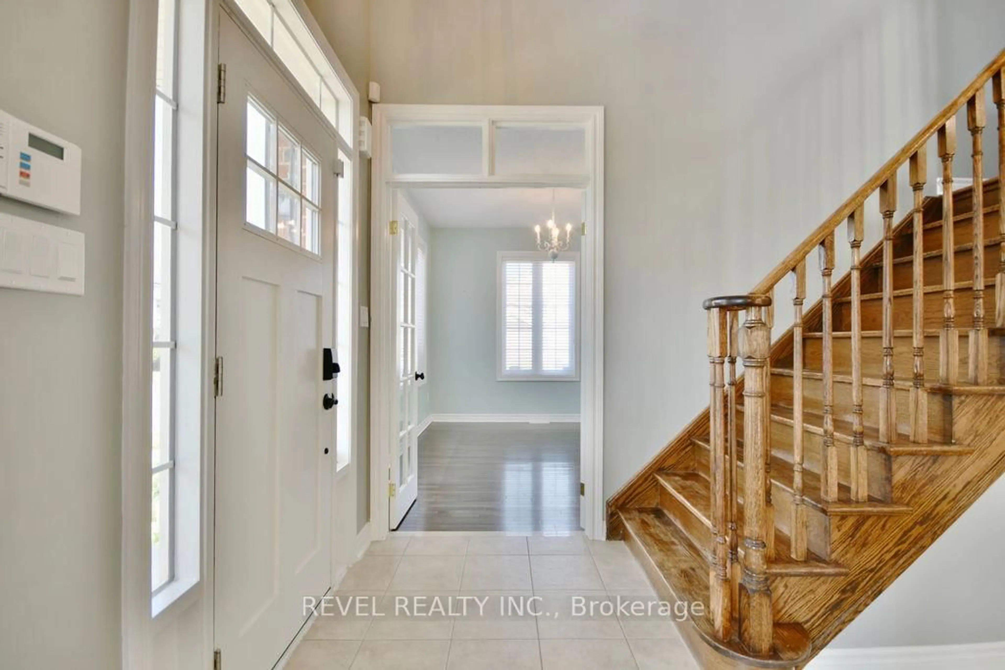 Indoor entryway for 166 SUCCESSION Cres, Barrie Ontario L4M 7H4
