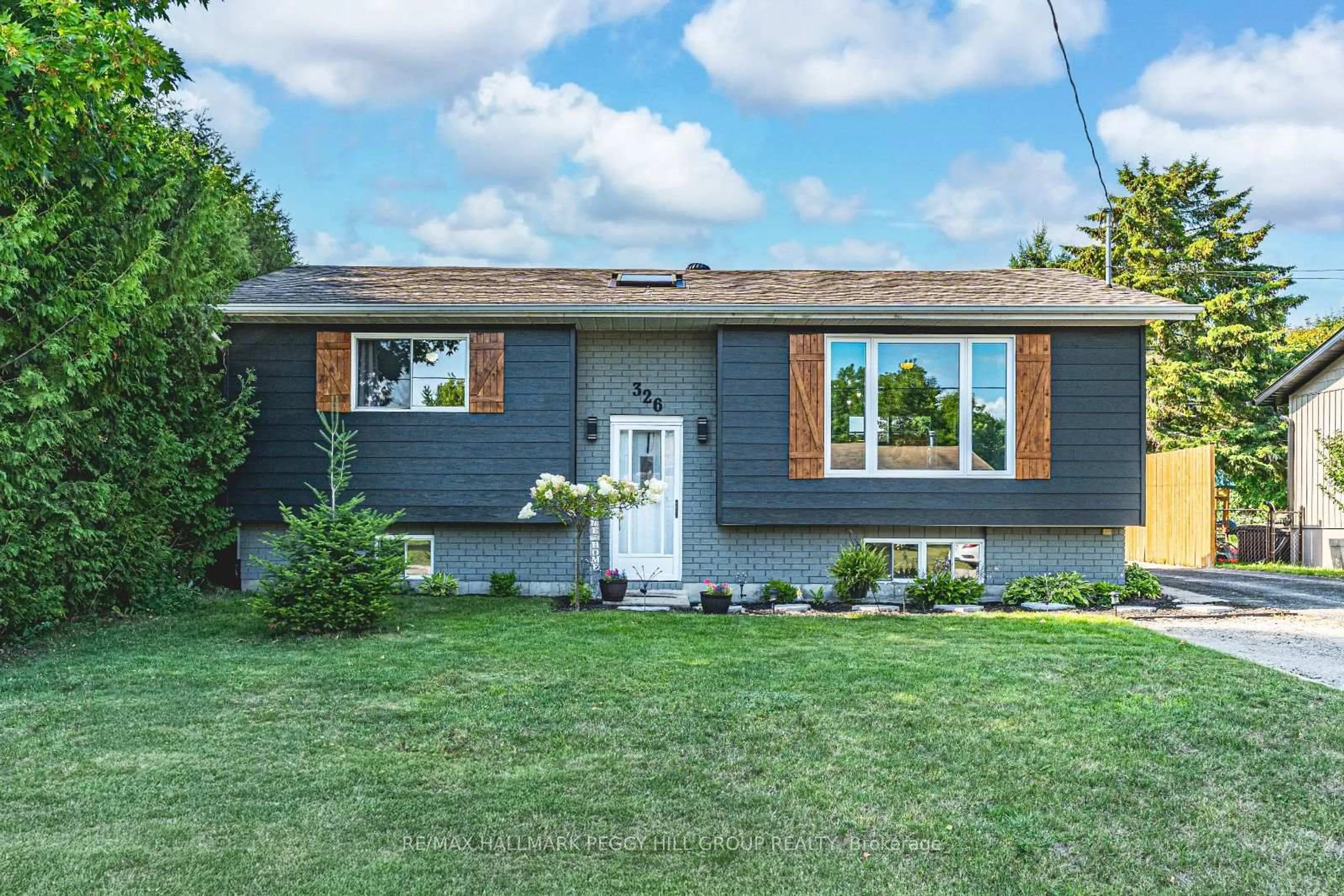 Home with vinyl exterior material, street for 326 Mcnicoll St, Tay Ontario L0K 1R0