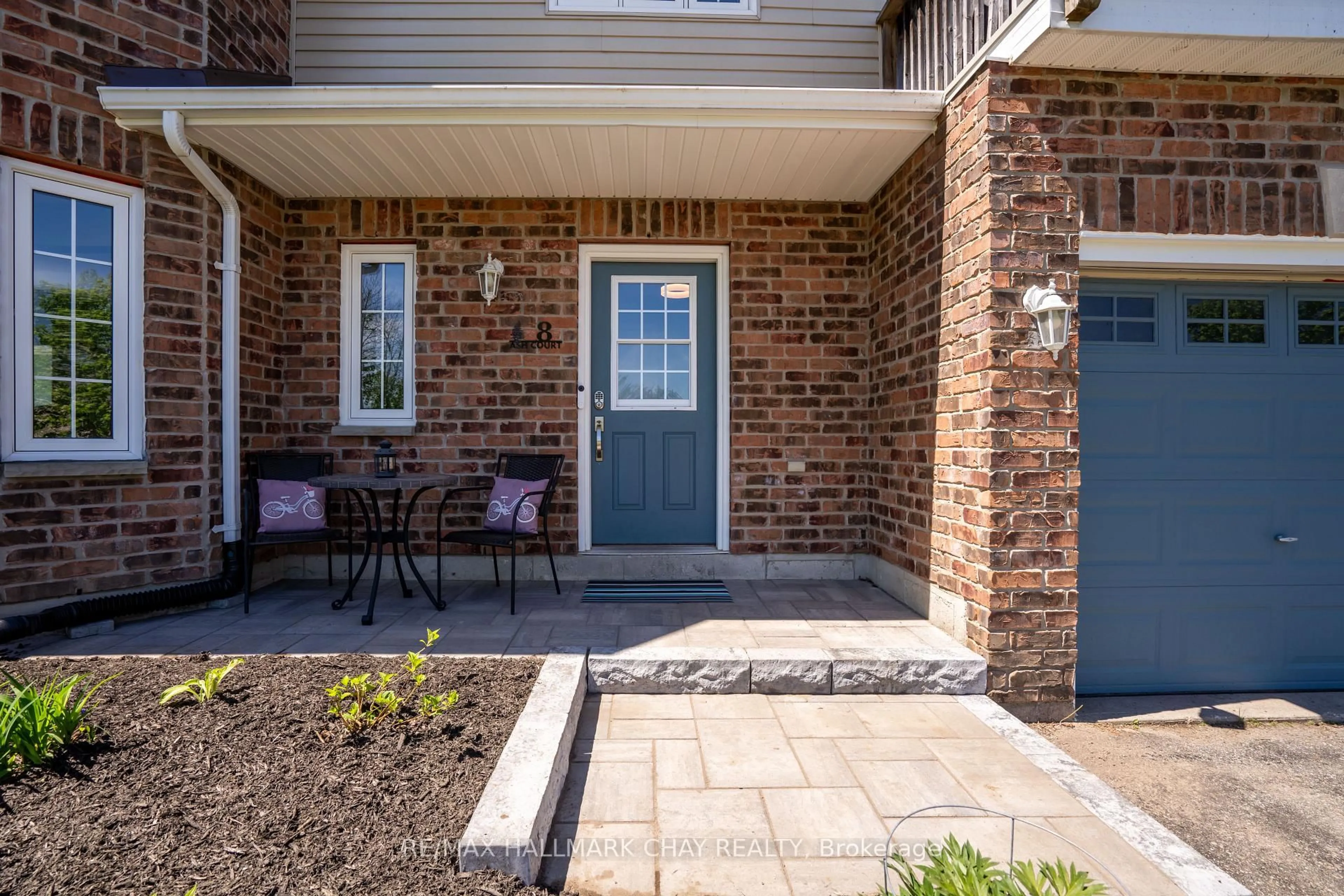 Patio, street for 8 Ash Crt, Oro-Medonte Ontario L0K 1E0