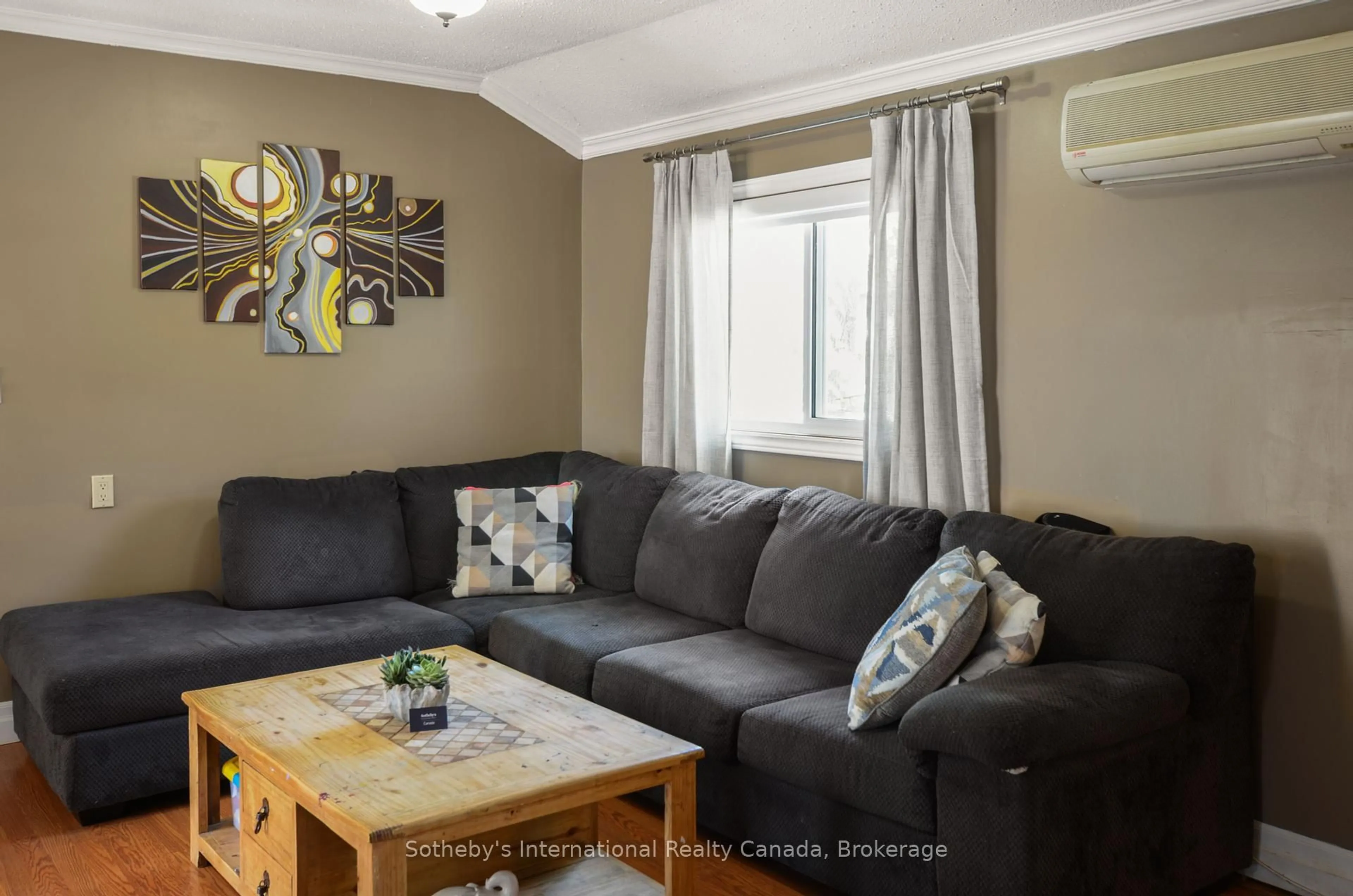 Living room with furniture, wood/laminate floor for 116 Ninth St, Midland Ontario L4R 4B8